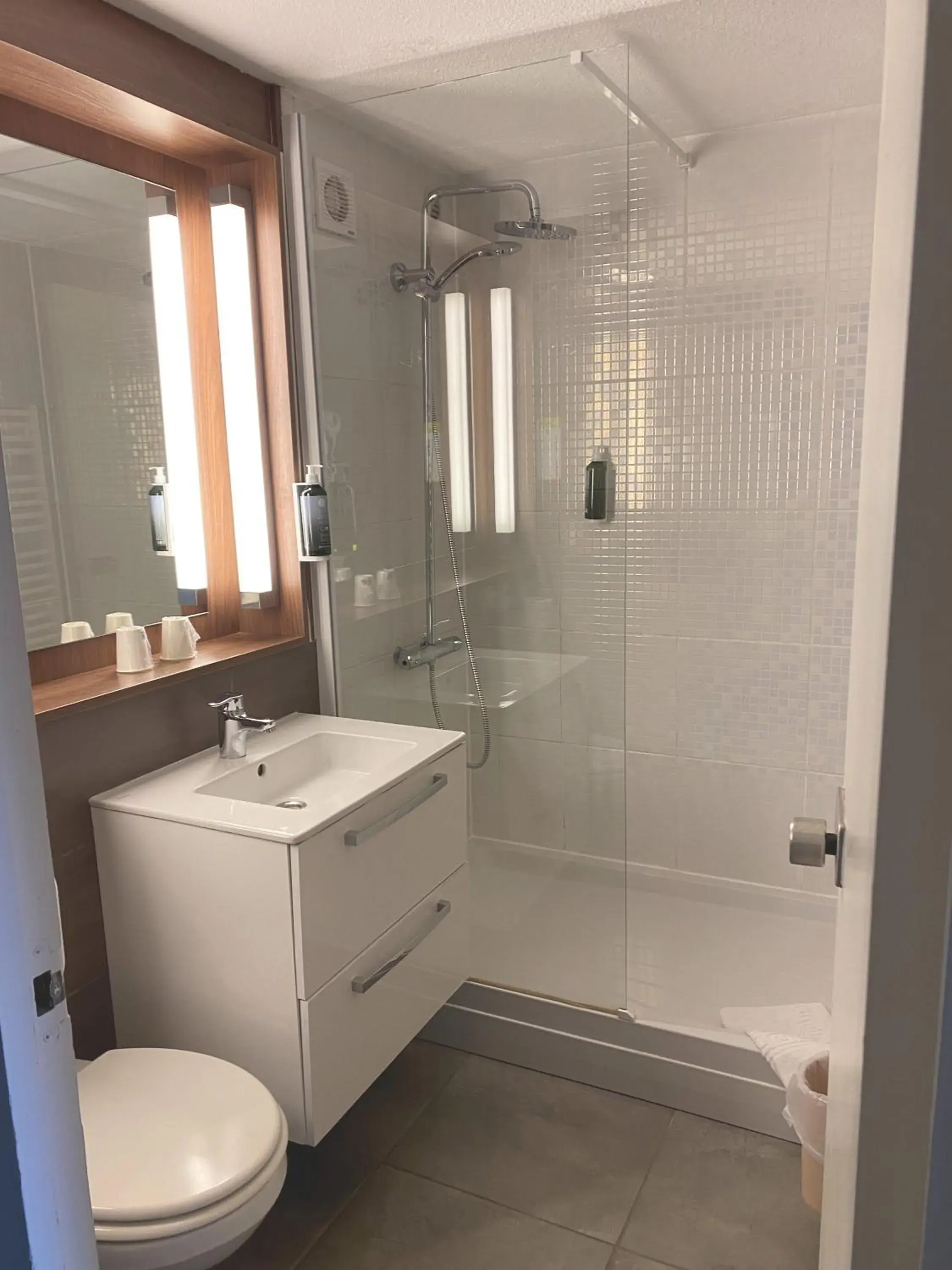 Bathroom in Brit Hotel Confort Nancy Lunéville Bathroom in Brit Hotel Confort Nancy Lunéville