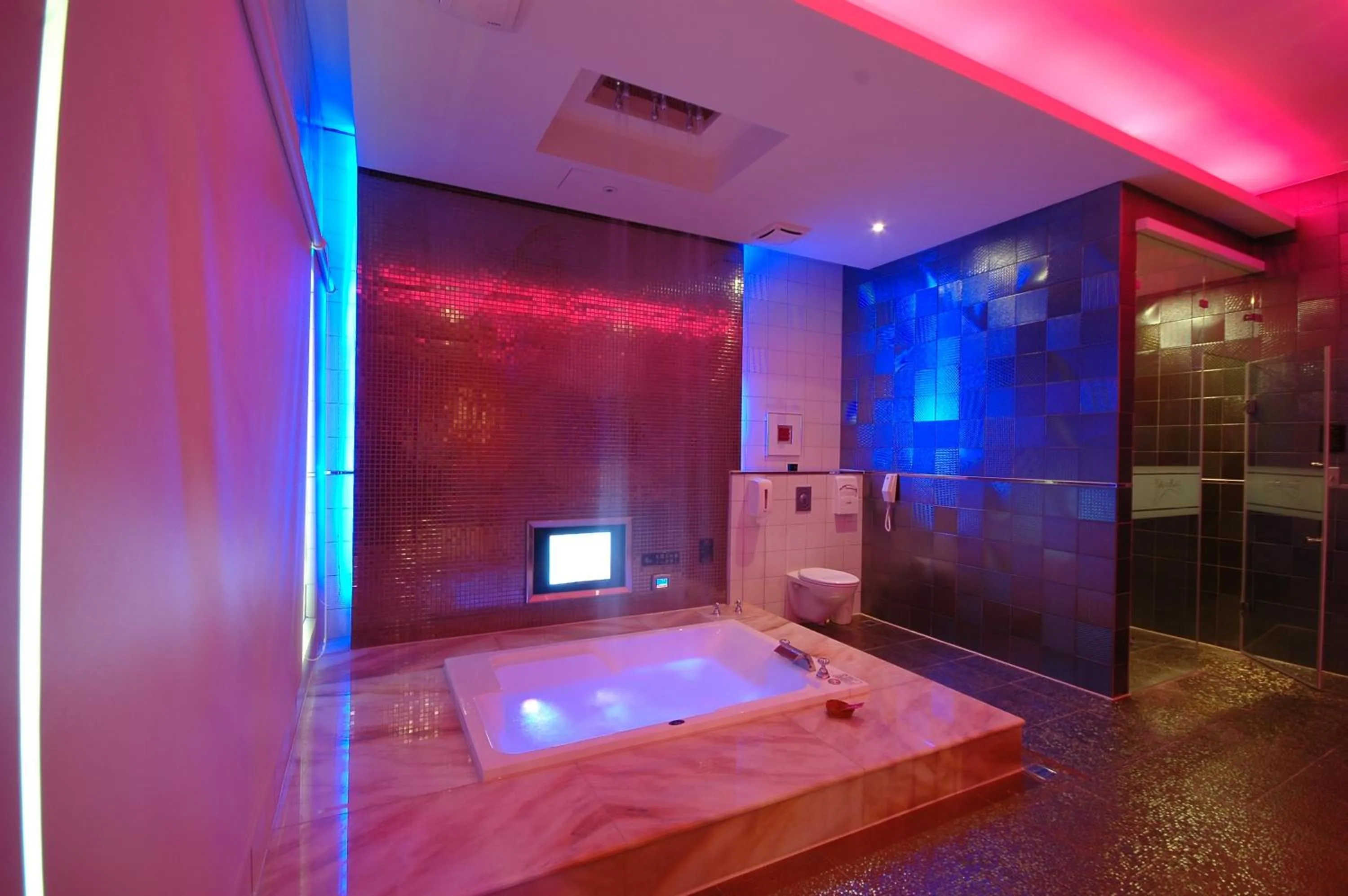 Shower in Norway Forest Villa Motel