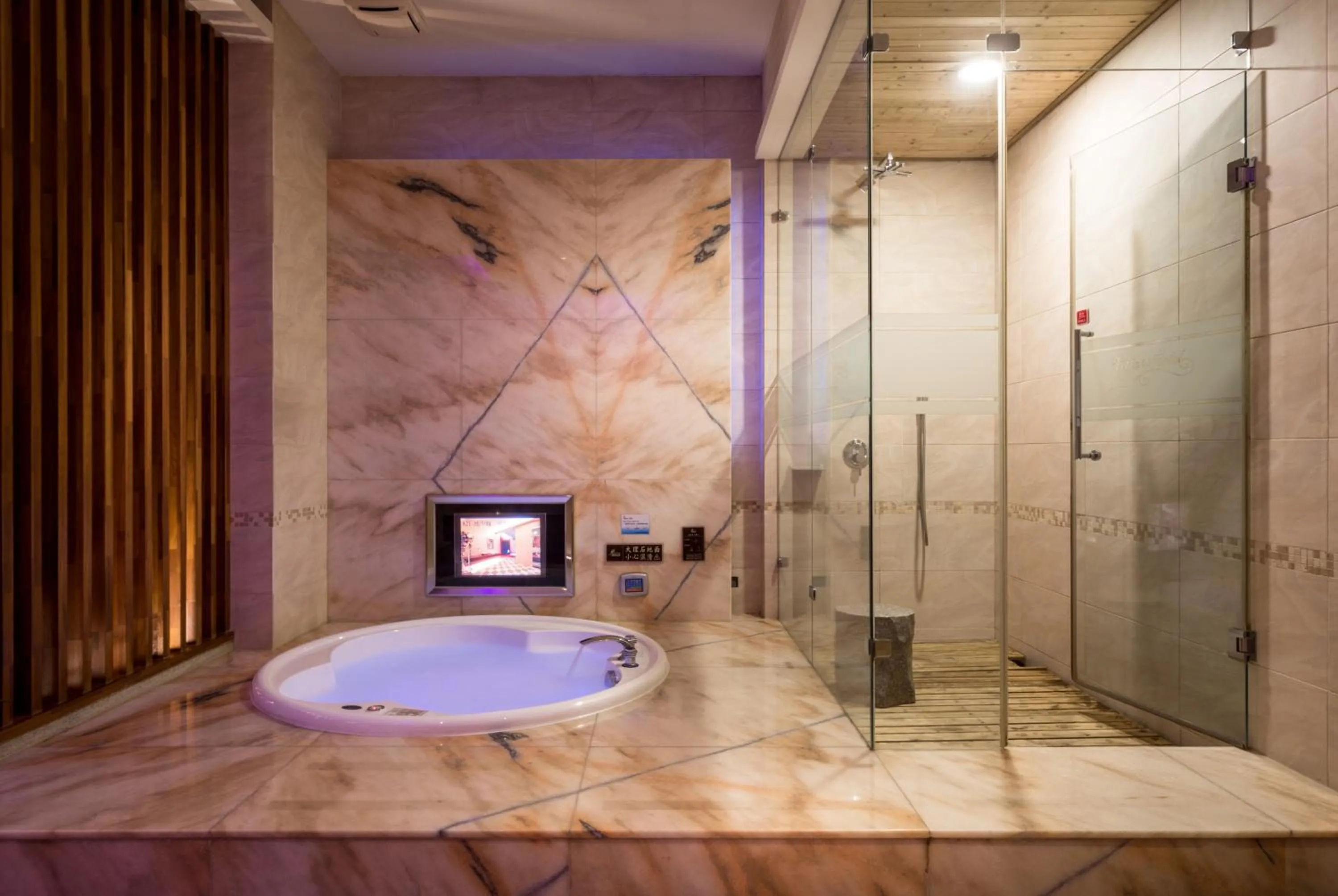 Shower in Norway Forest Villa Motel