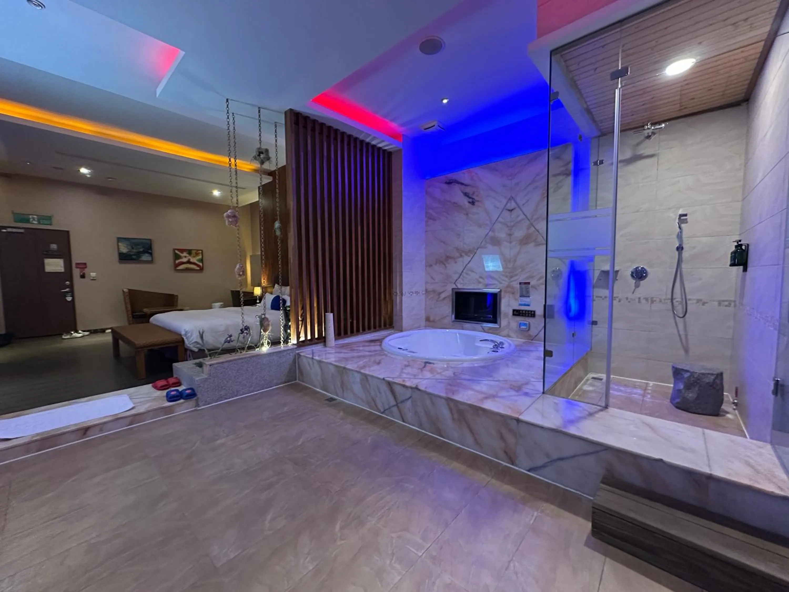 Shower, Bed in Norway Forest Villa Motel