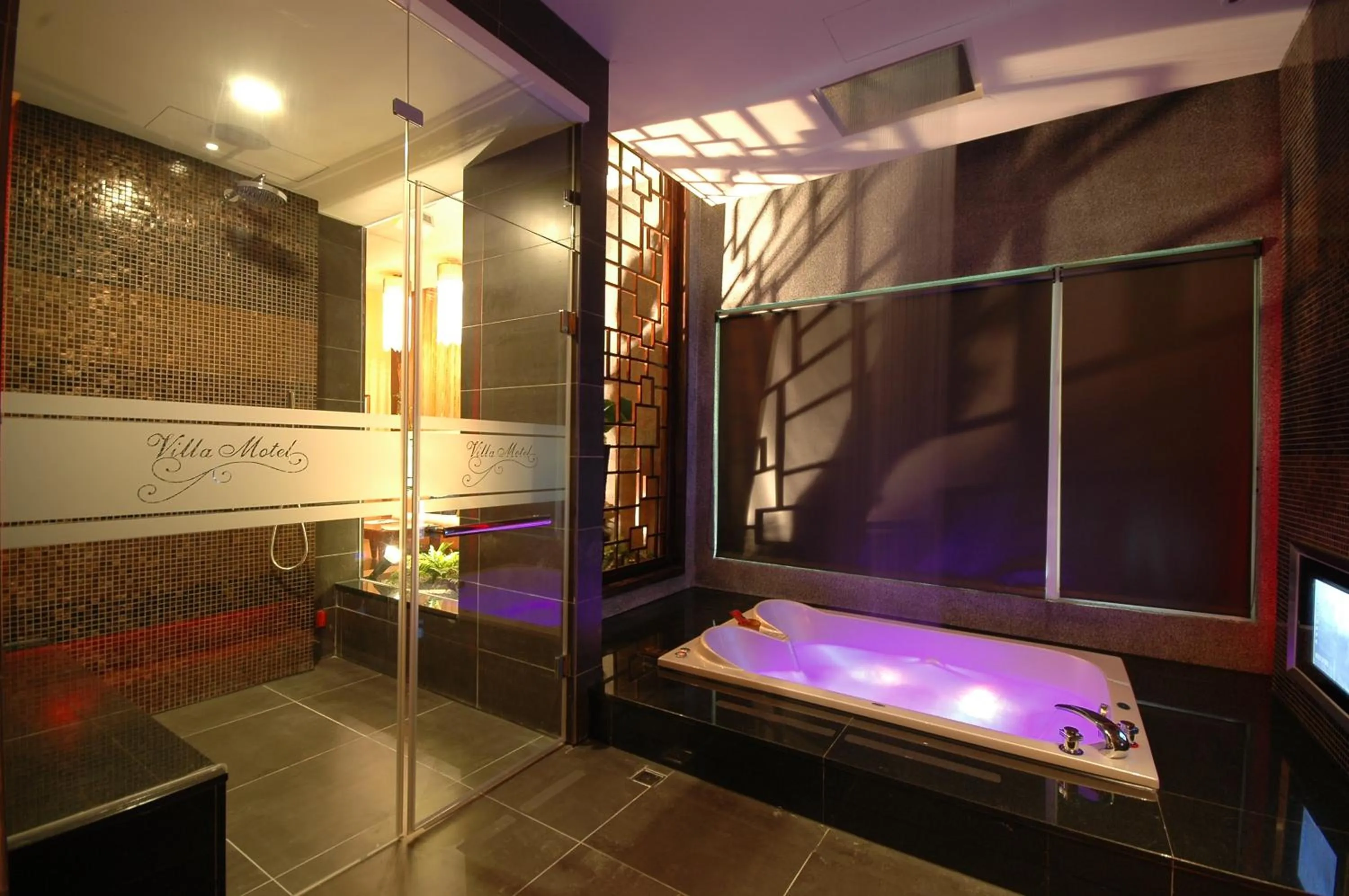 Shower in Norway Forest Villa Motel