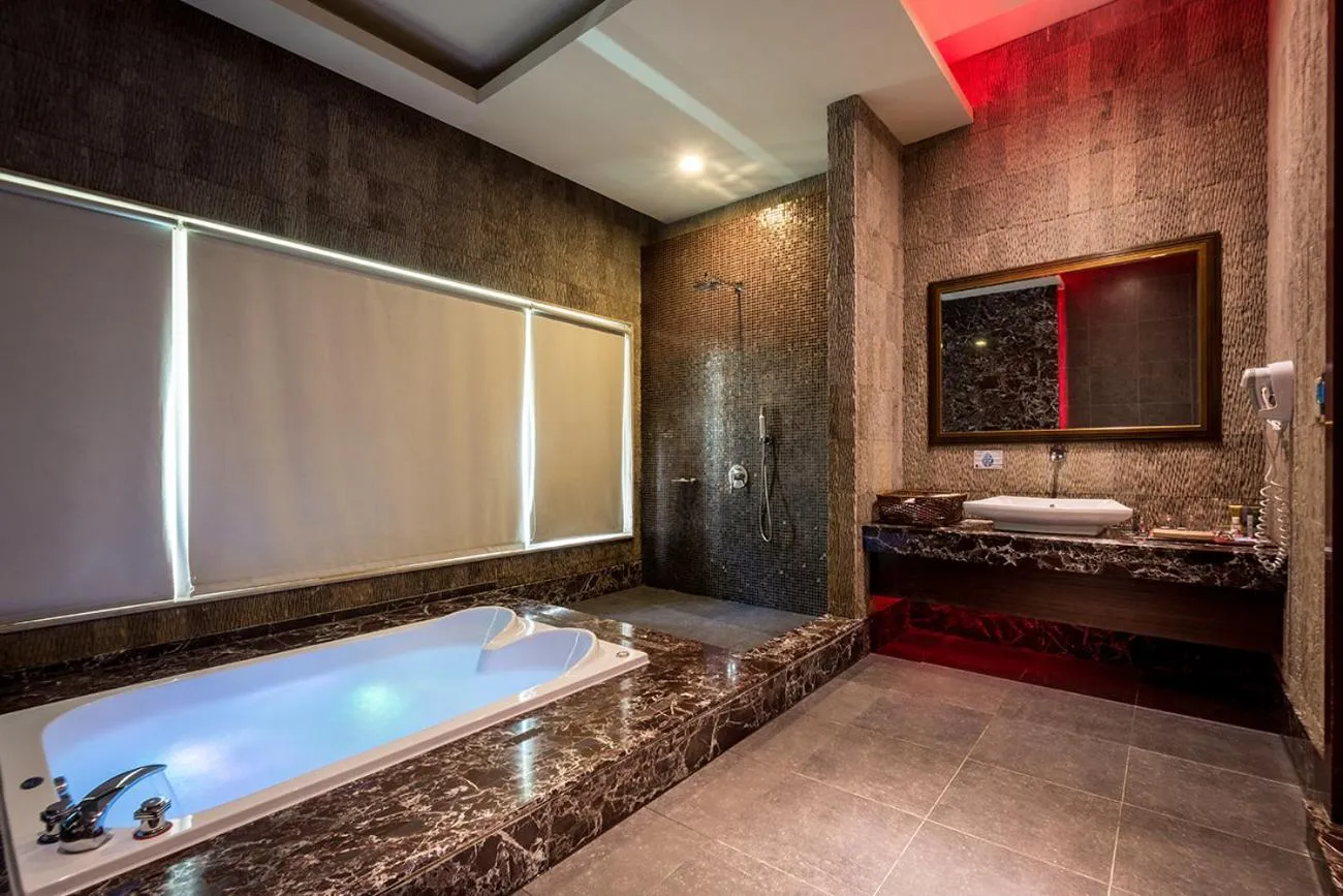 Bathroom, Bed in Norway Forest Villa Motel