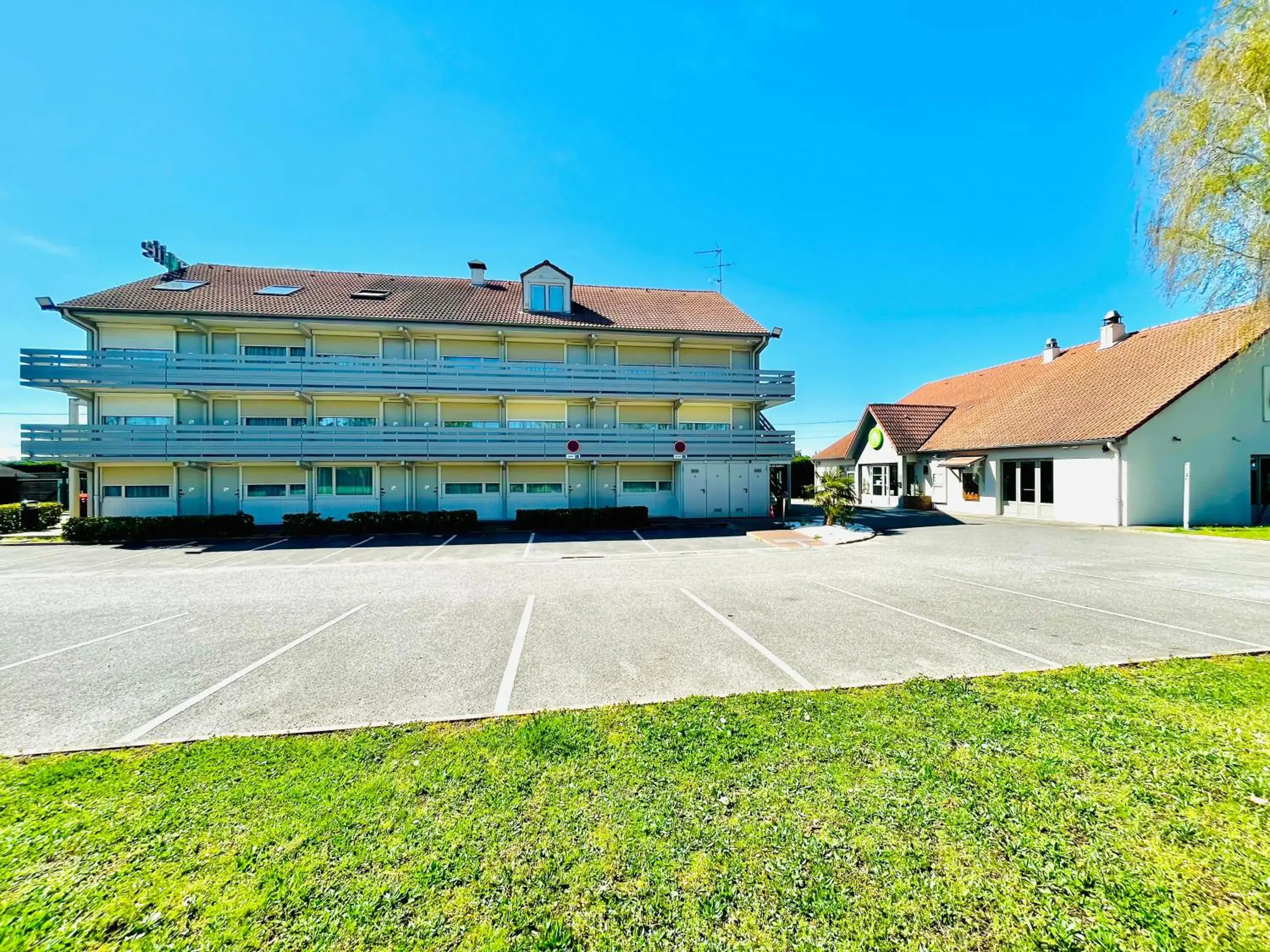 Property building in Campanile Montargis - Amilly Property building in Campanile Montargis - Amilly