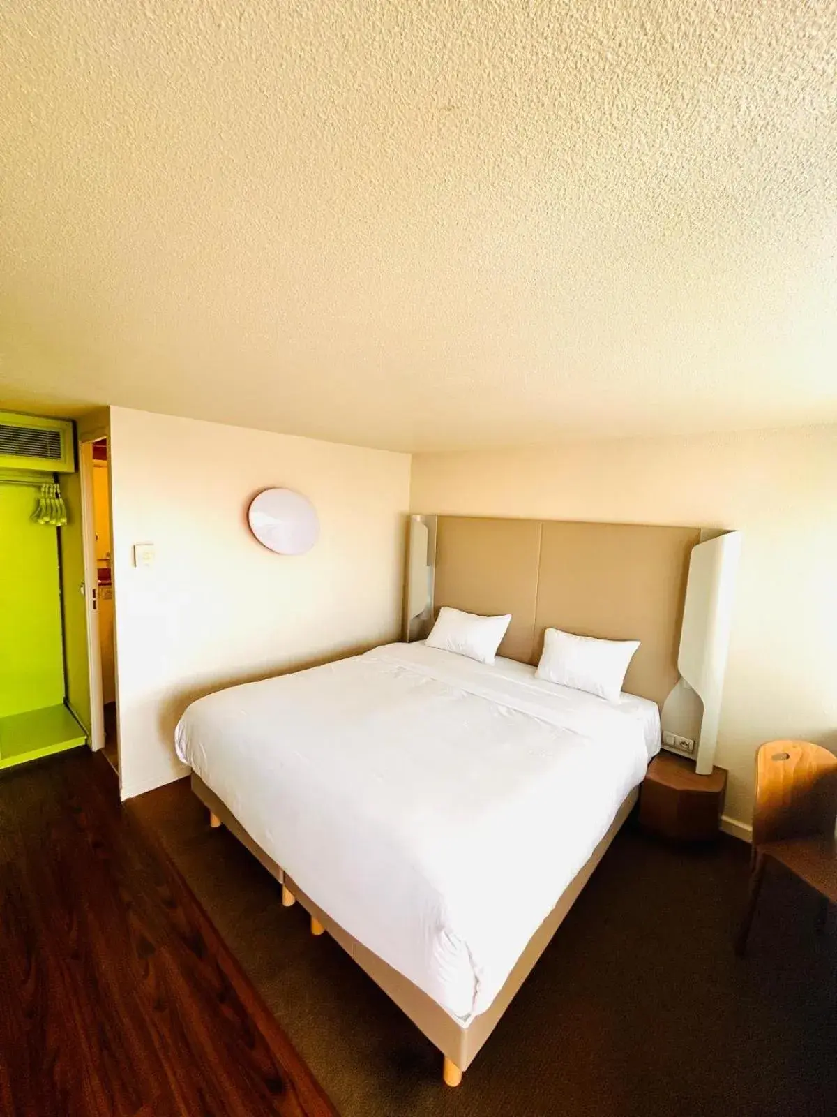 Photo of the whole room, Bed in Campanile Montargis - Amilly Photo of the whole room, Bed in Campanile Montargis - Amilly