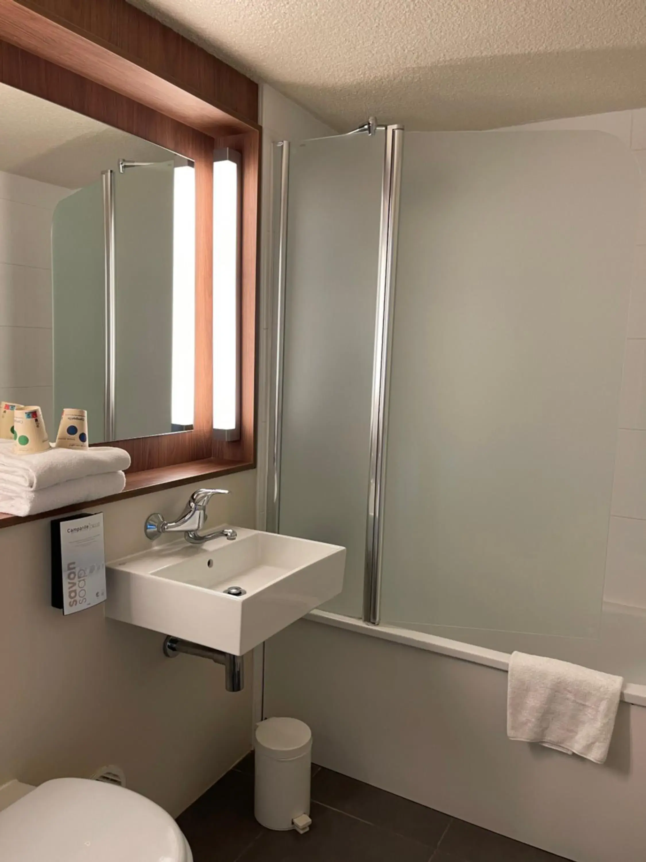 Bathroom in Campanile Montluçon ~ Saint-Victor Bathroom in Campanile Montluçon ~ Saint-Victor