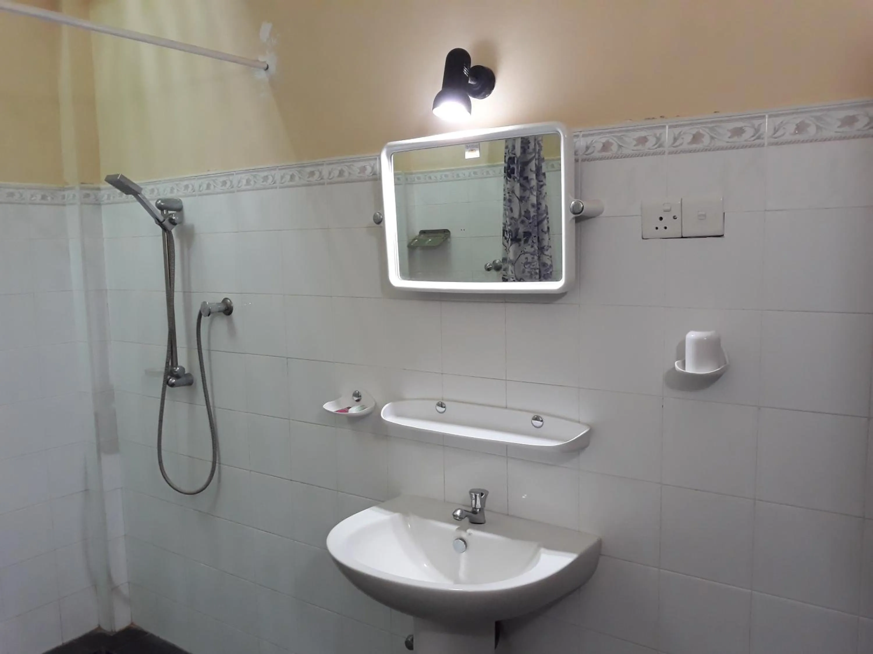 Shower in Katagamuwa Rest