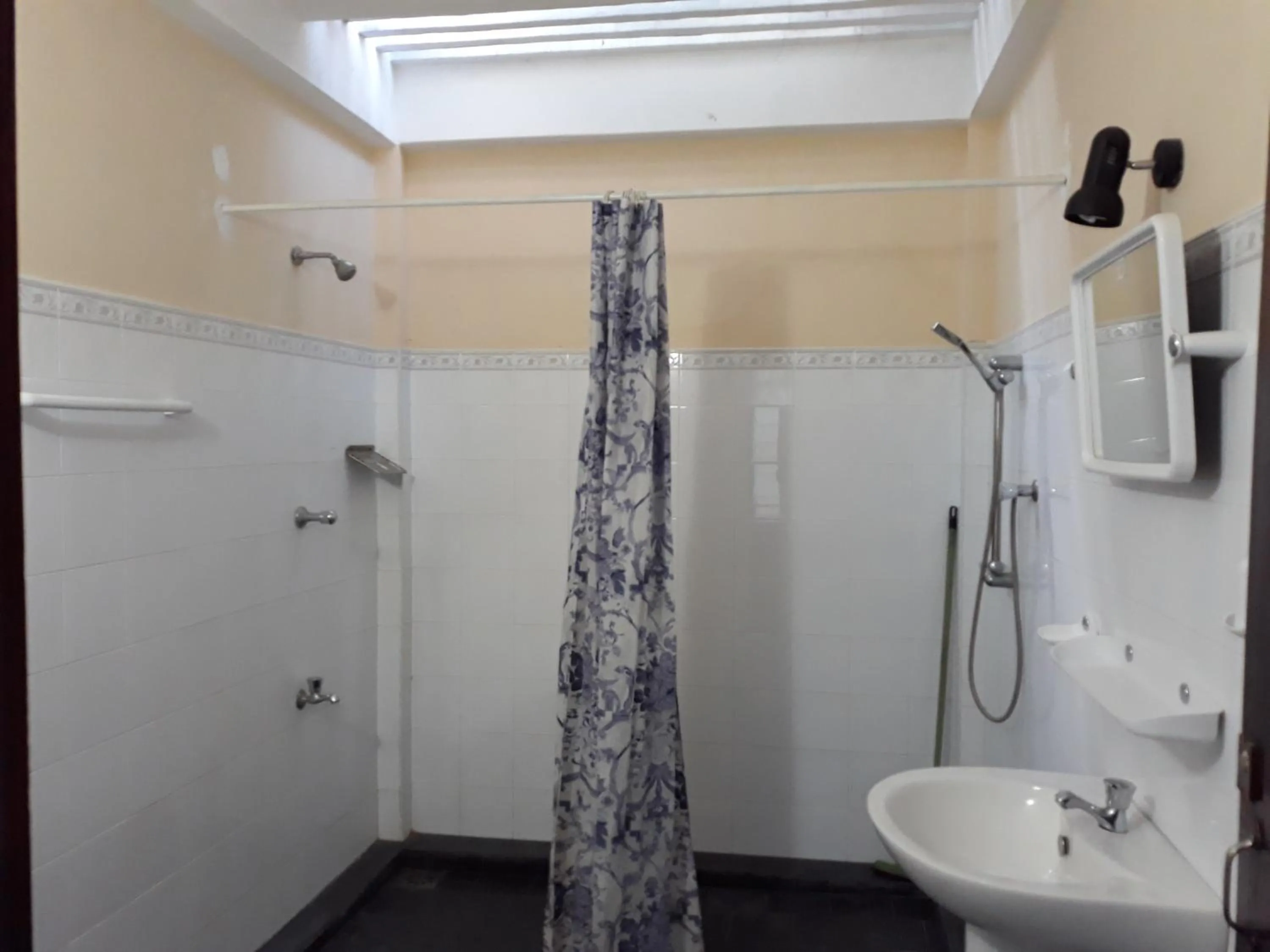 Shower in Katagamuwa Rest