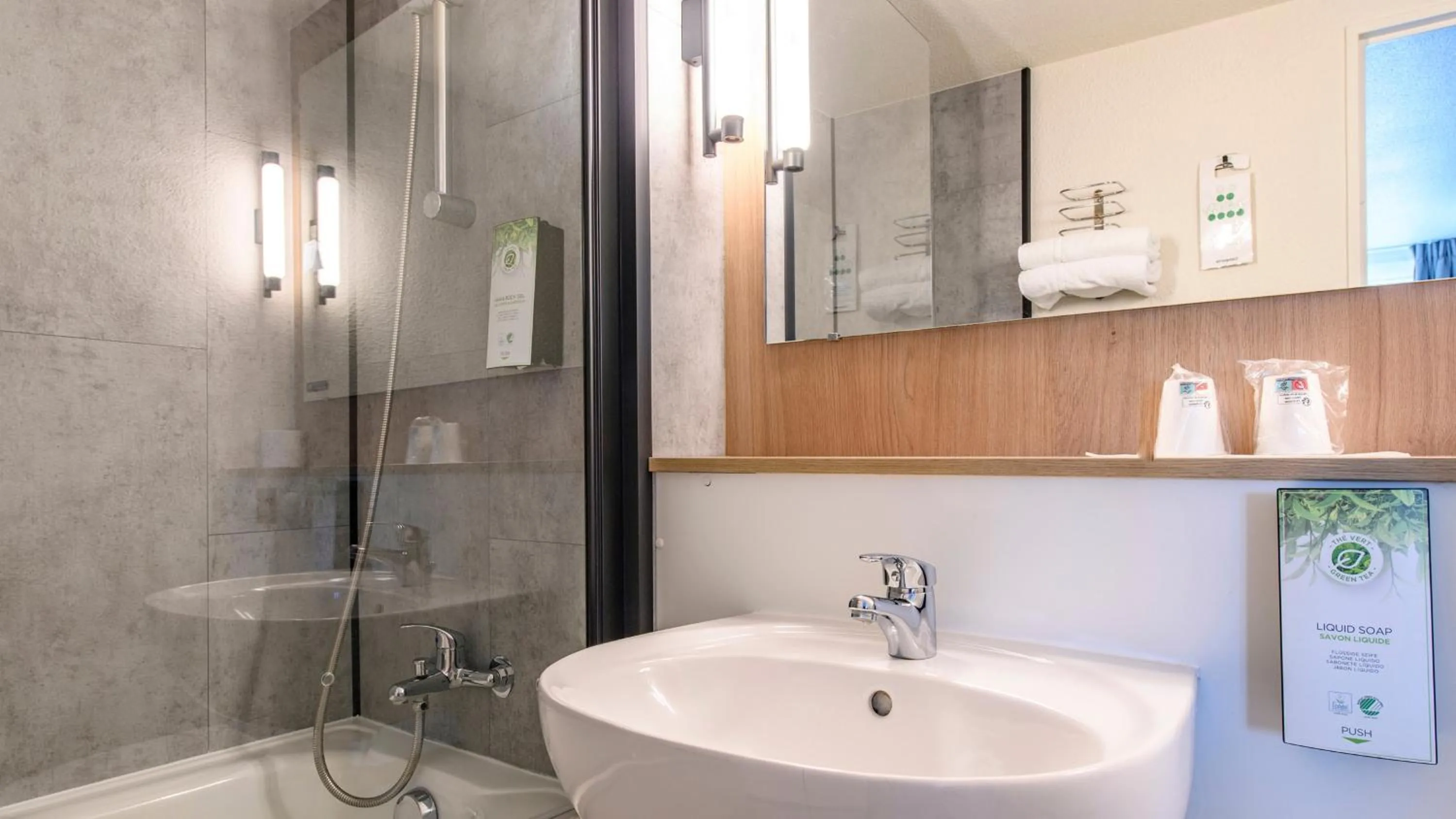 Bathroom in Campanile PRIME - Nîmes Centre