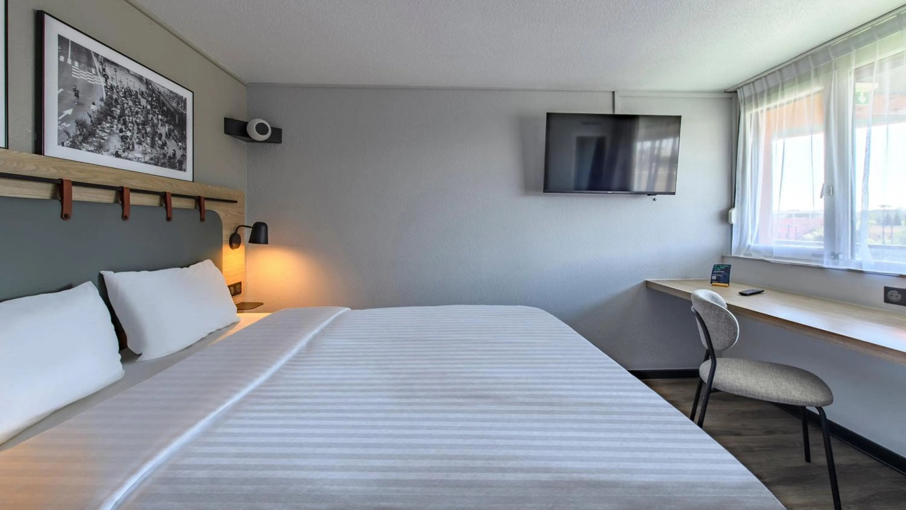 Bedroom, Bed in Campanile PRIME - Nîmes Centre