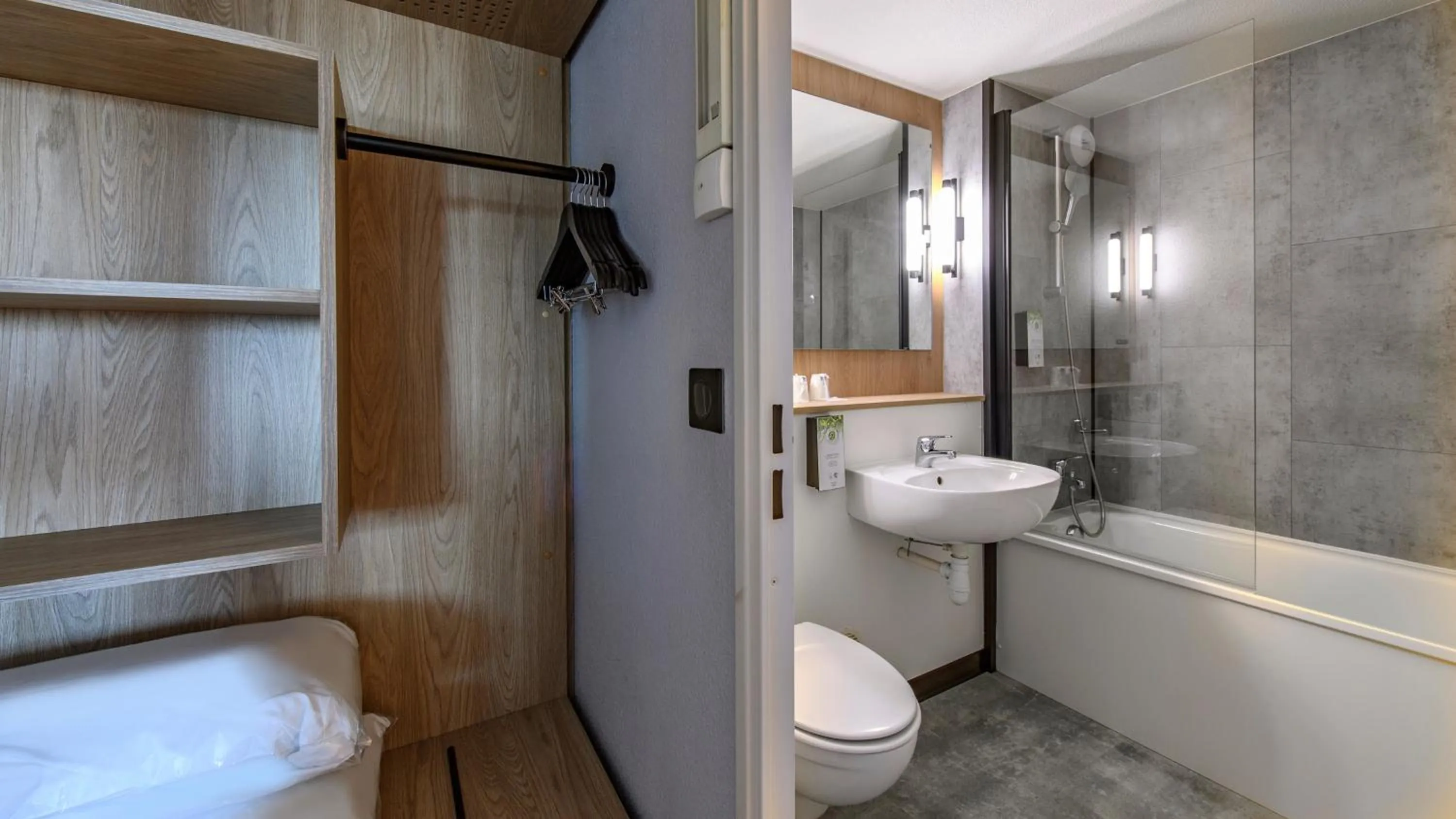 Bathroom in Campanile PRIME - Nîmes Centre