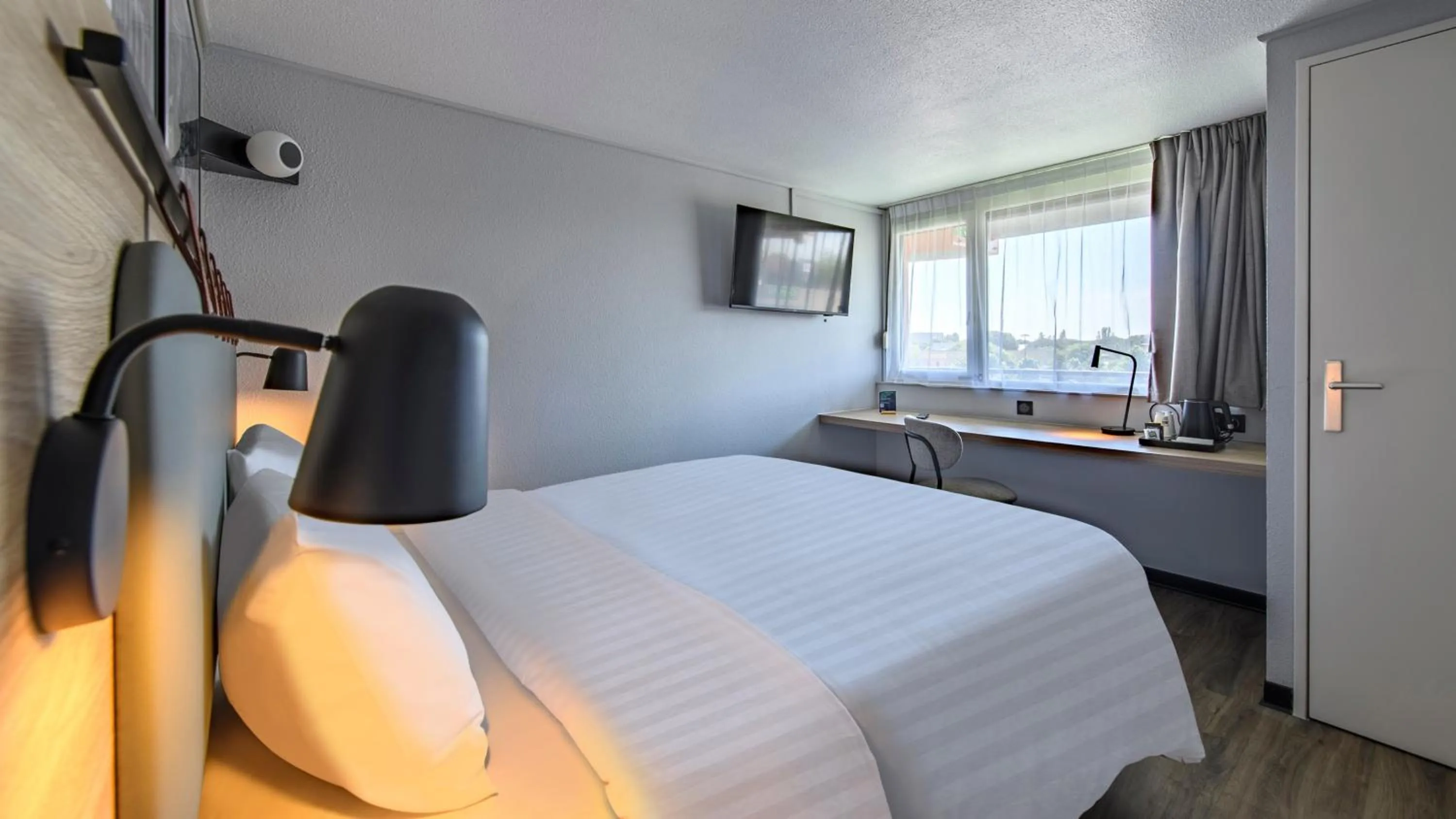 Bedroom, Bed in Campanile PRIME - Nîmes Centre