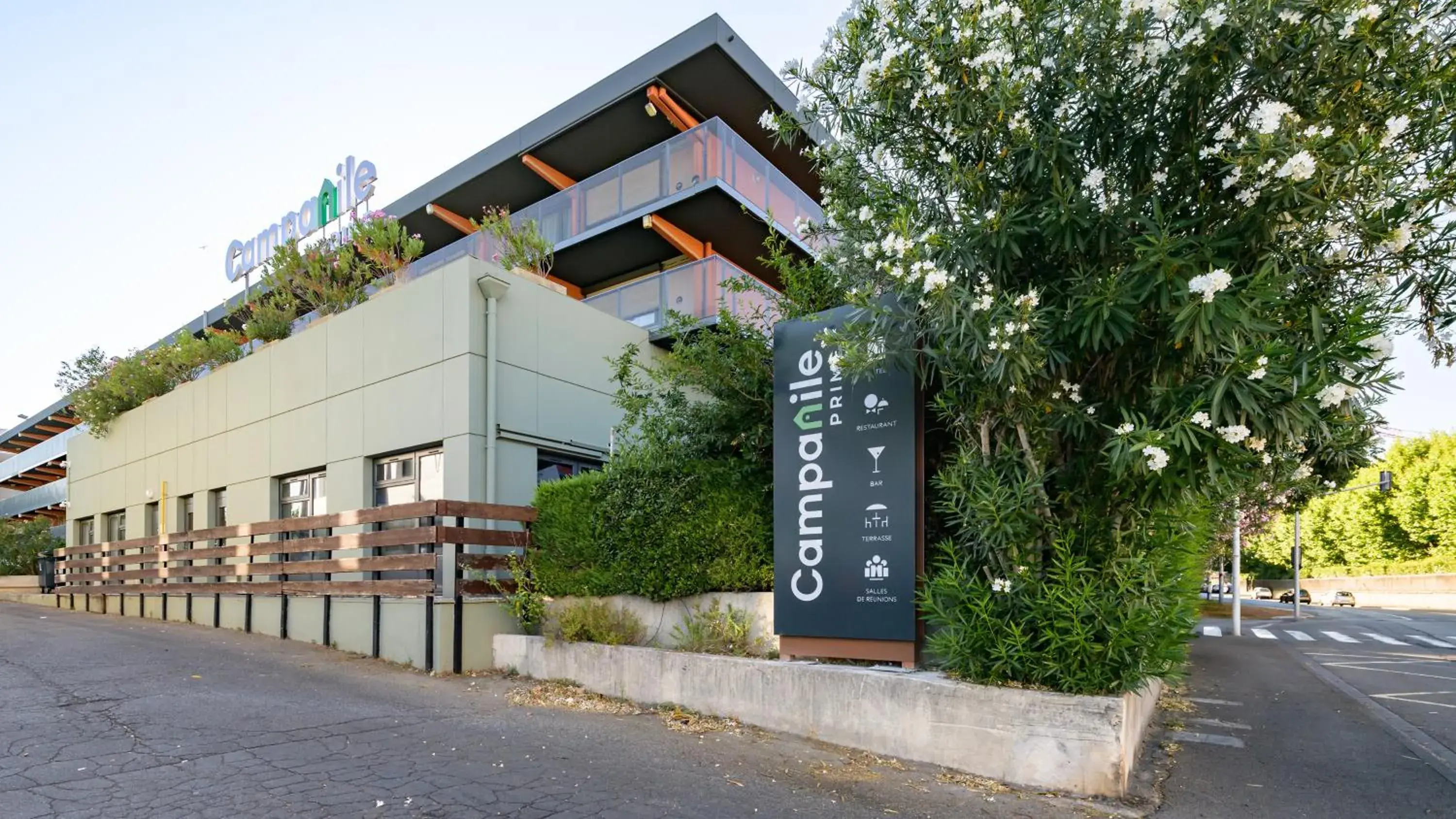 Facade/entrance in Campanile PRIME - Nîmes Centre Facade/entrance in Campanile PRIME - Nîmes Centre