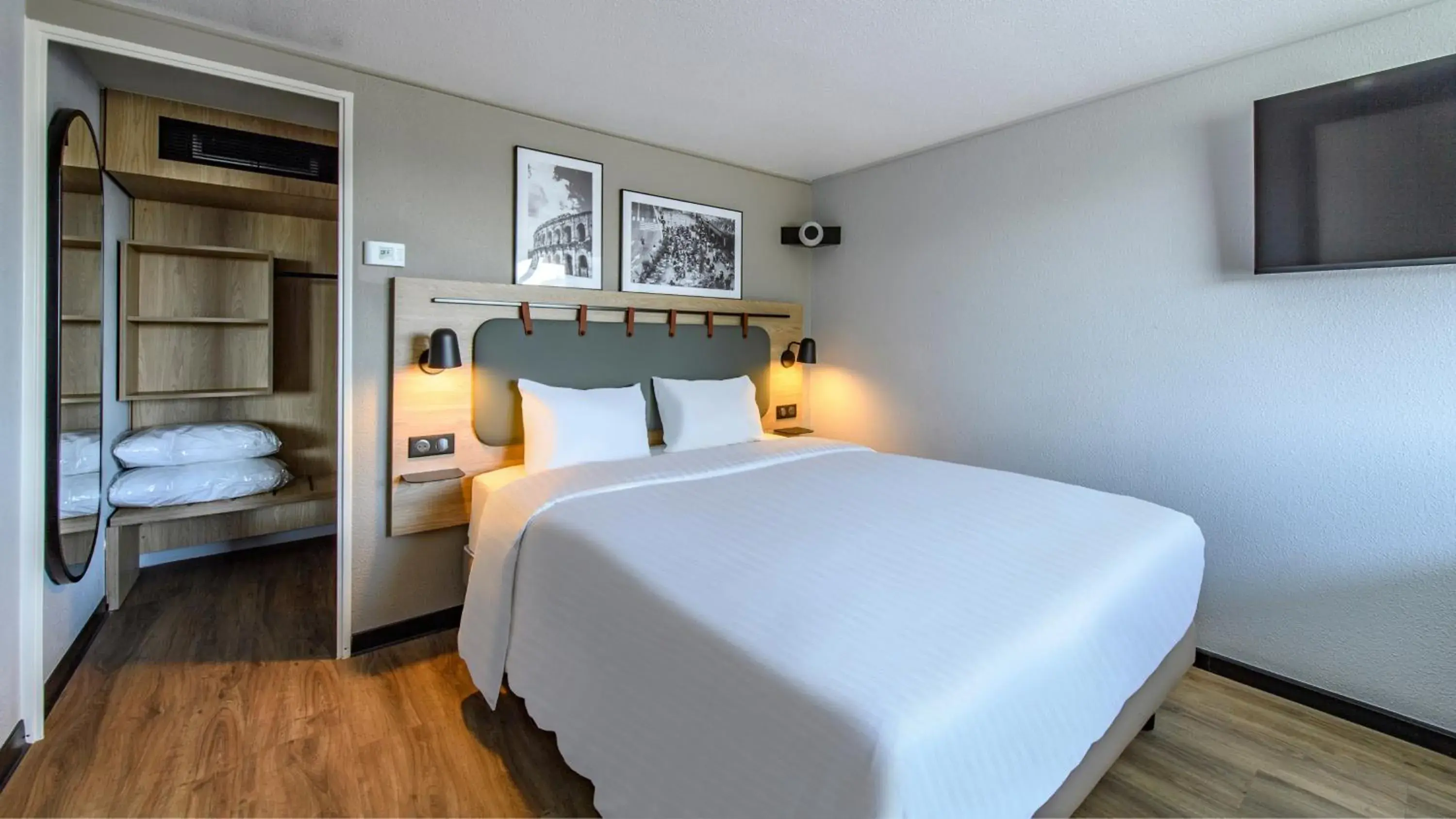 Bedroom, Bed in Campanile PRIME - Nîmes Centre Bedroom, Bed in Campanile PRIME - Nîmes Centre