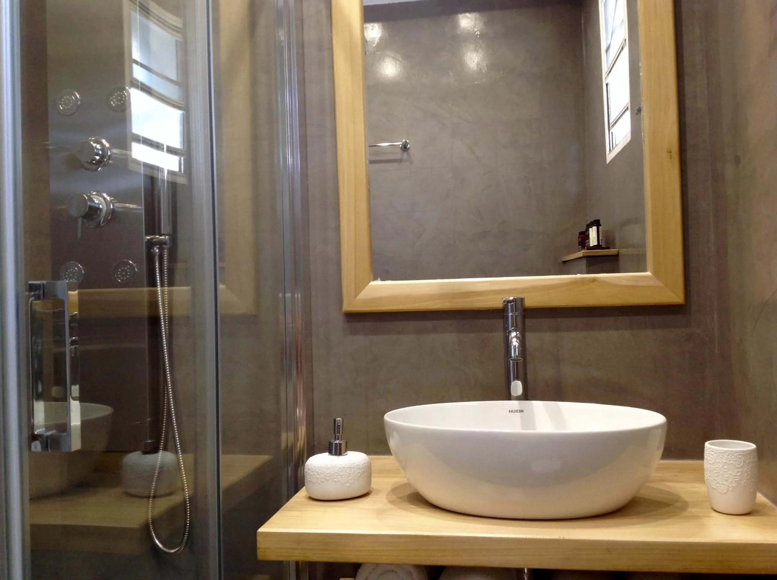 Bathroom in Anita Rooms & Suites Milos