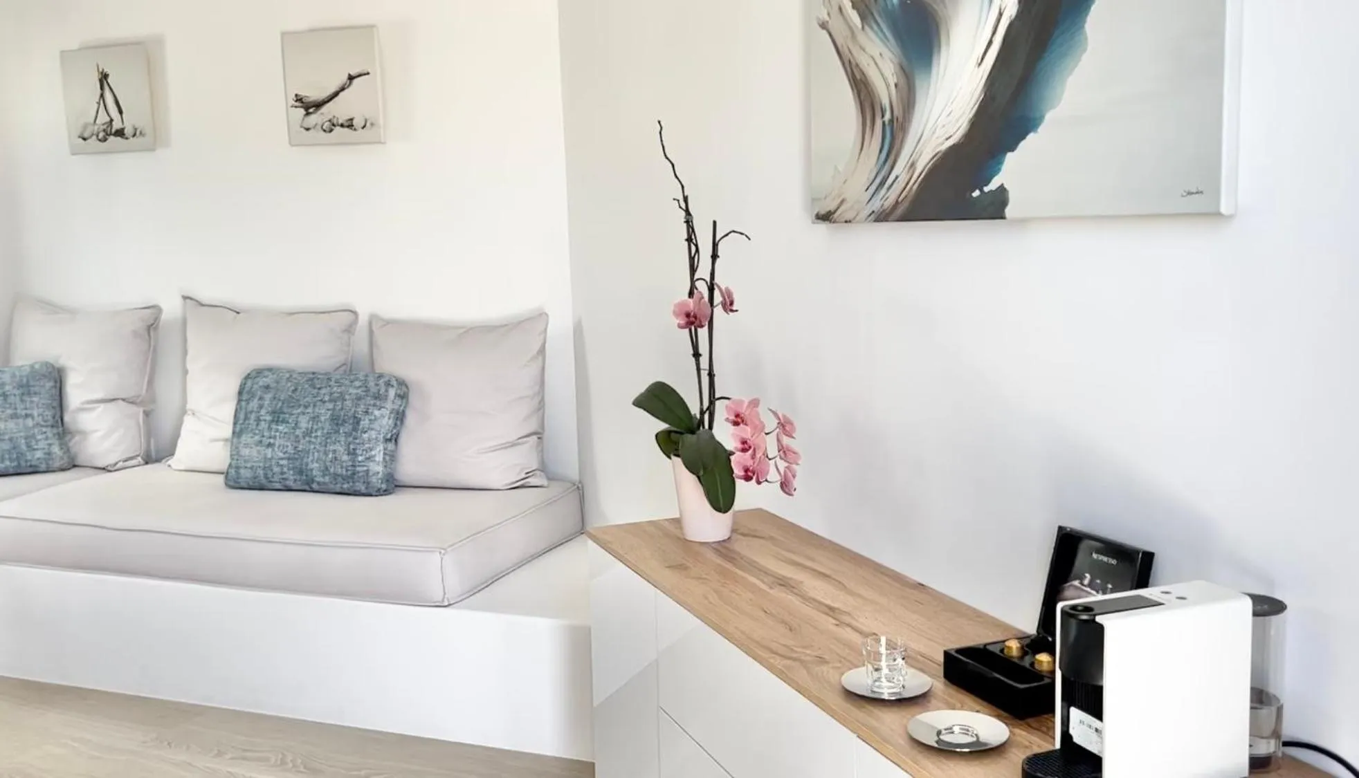 Seating area in Anita Rooms & Suites Milos