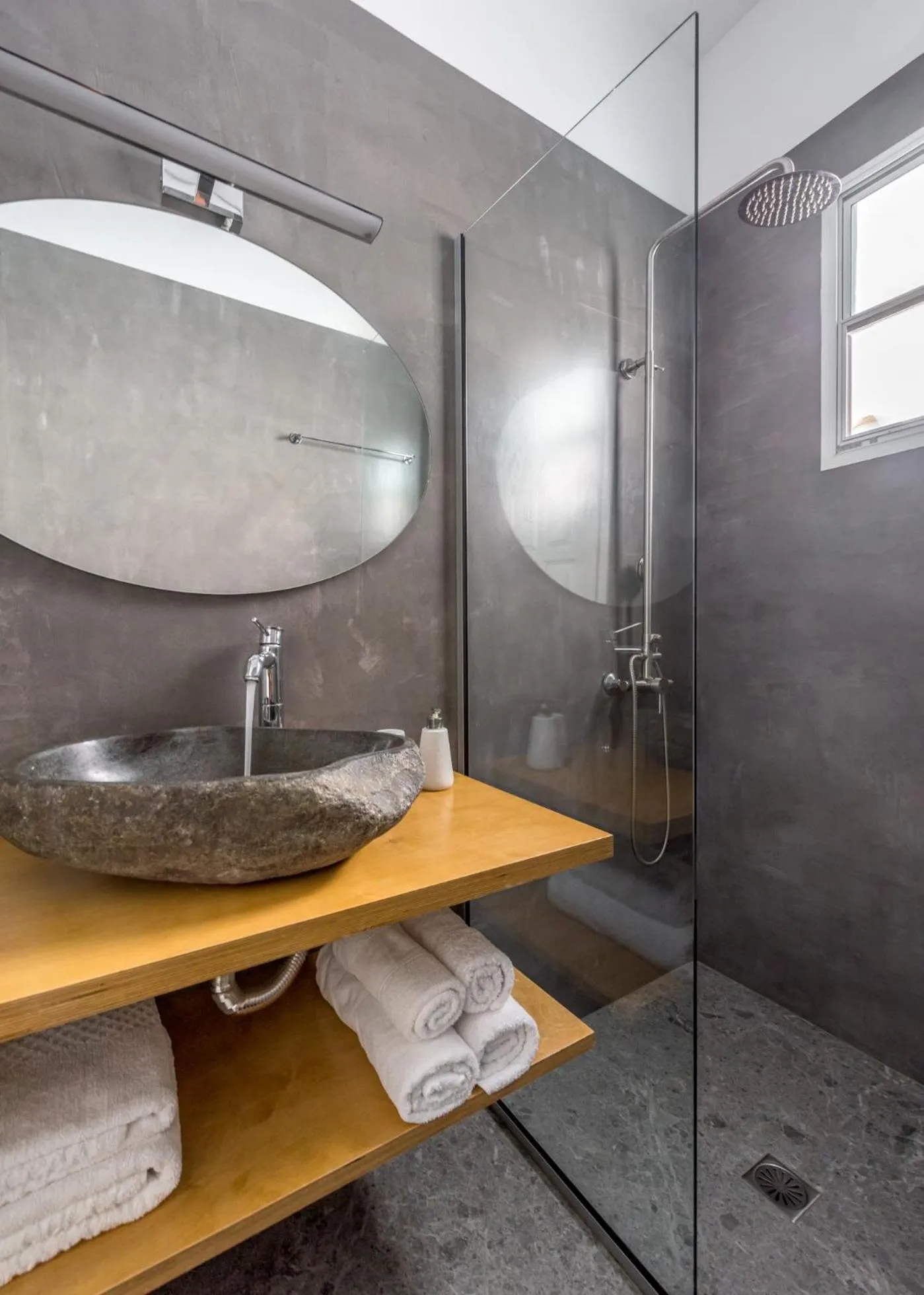 Shower in Anita Rooms & Suites Milos