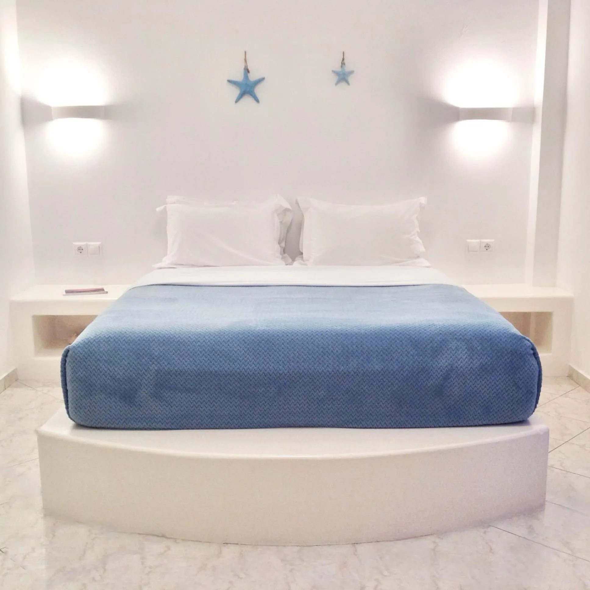 Bed in Anita Rooms & Suites Milos
