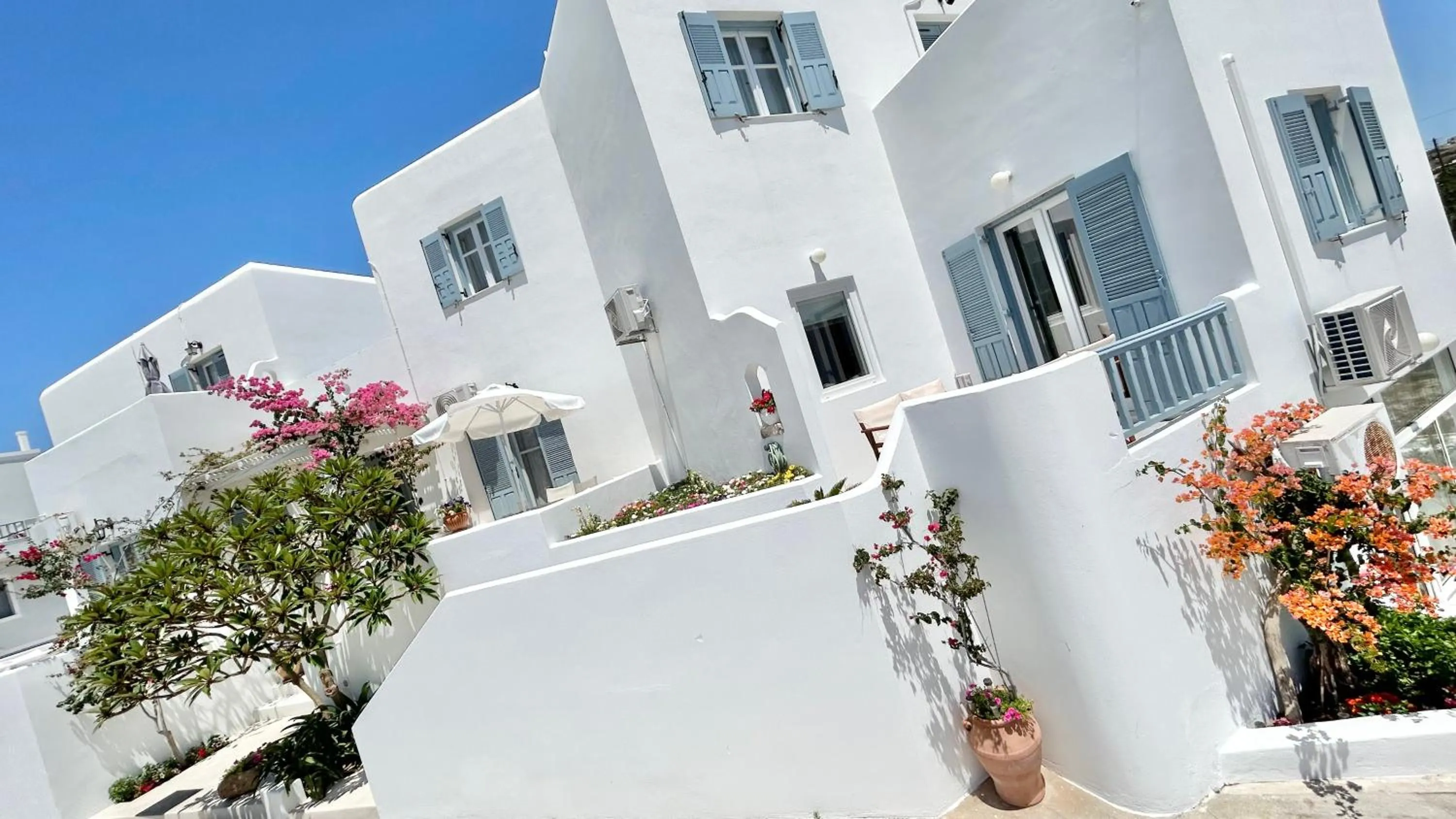 Property building in Anita Rooms & Suites Milos