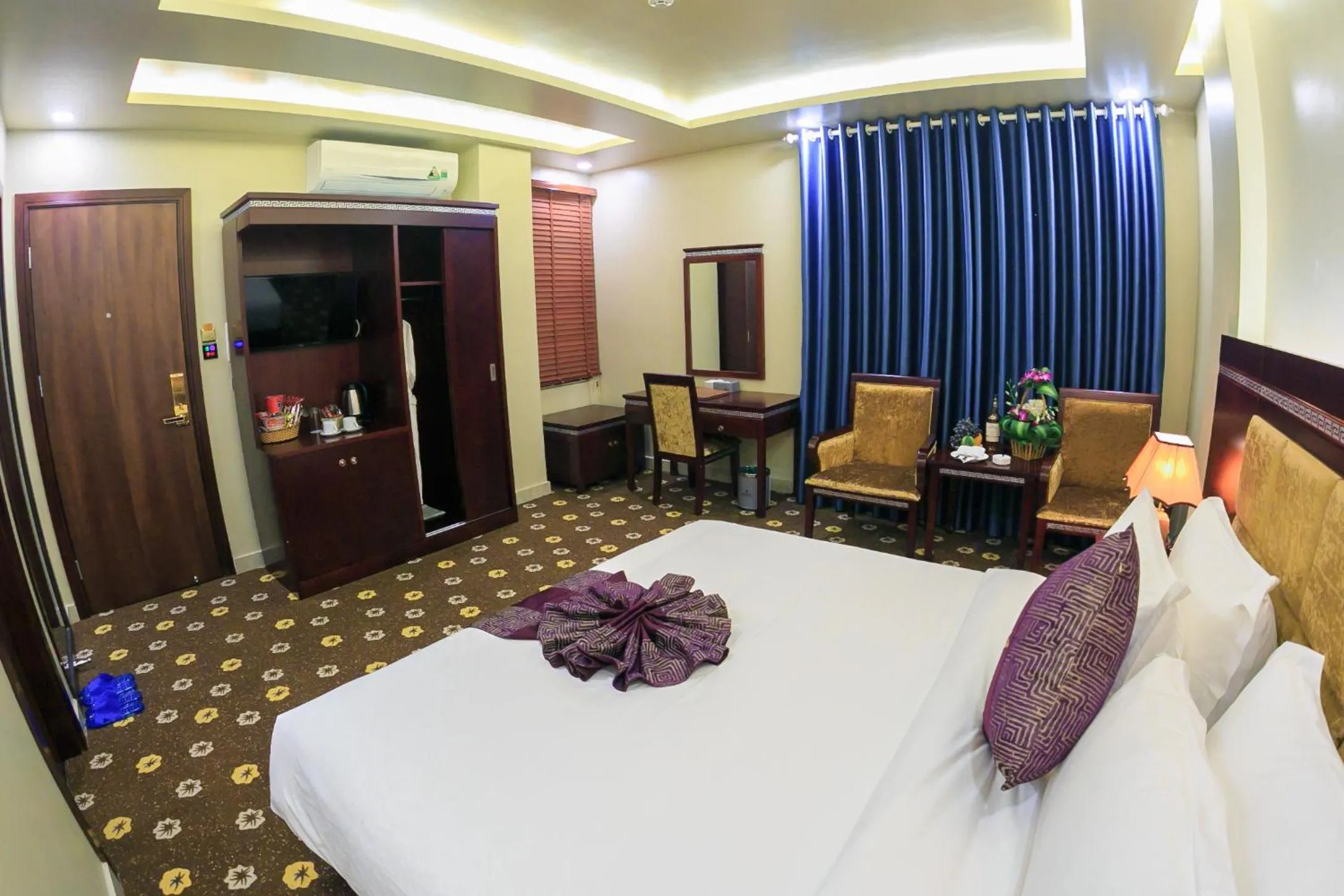 TV and multimedia, Bed in Gallant Hotel 168