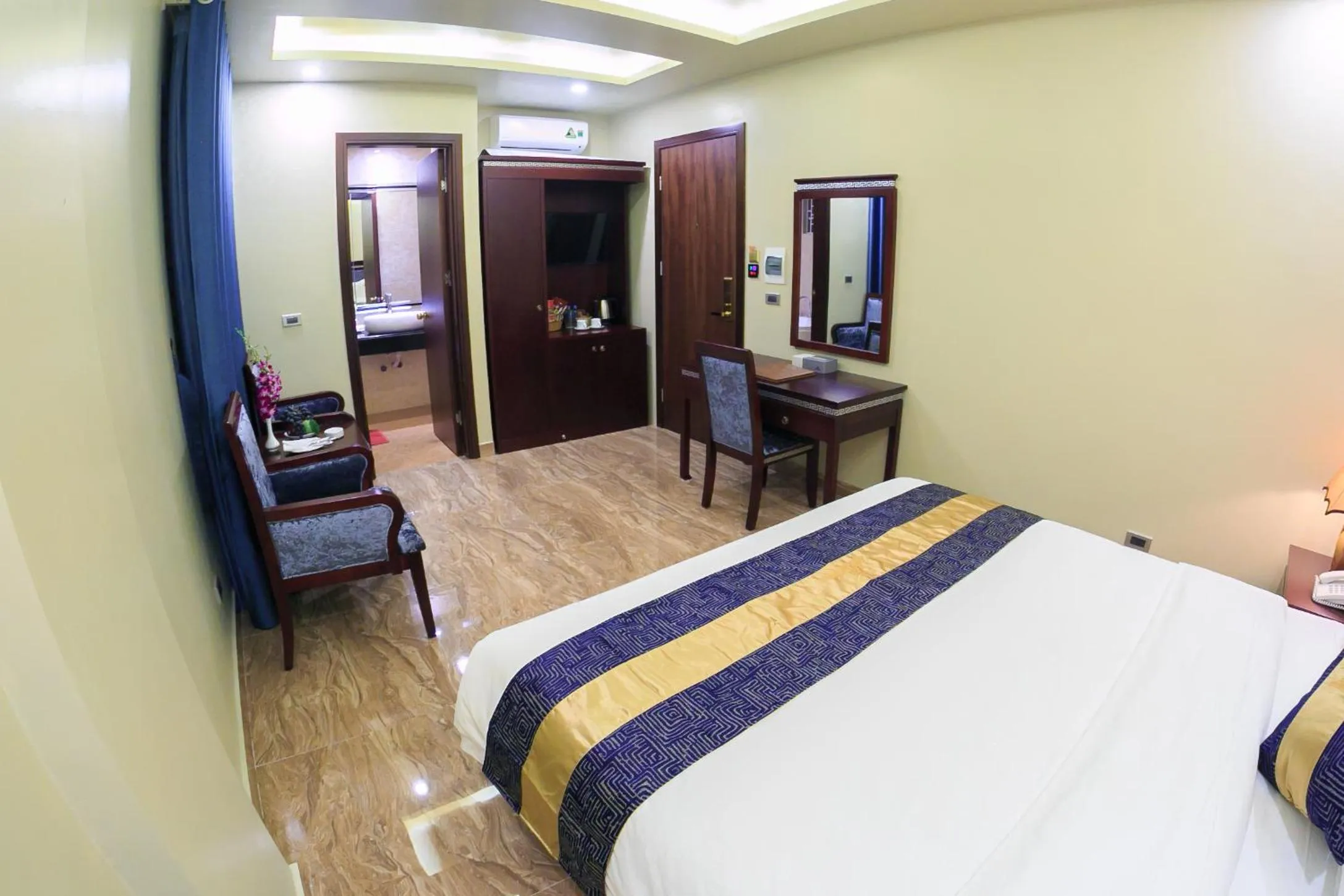 Photo of the whole room, Bed in Gallant Hotel 168