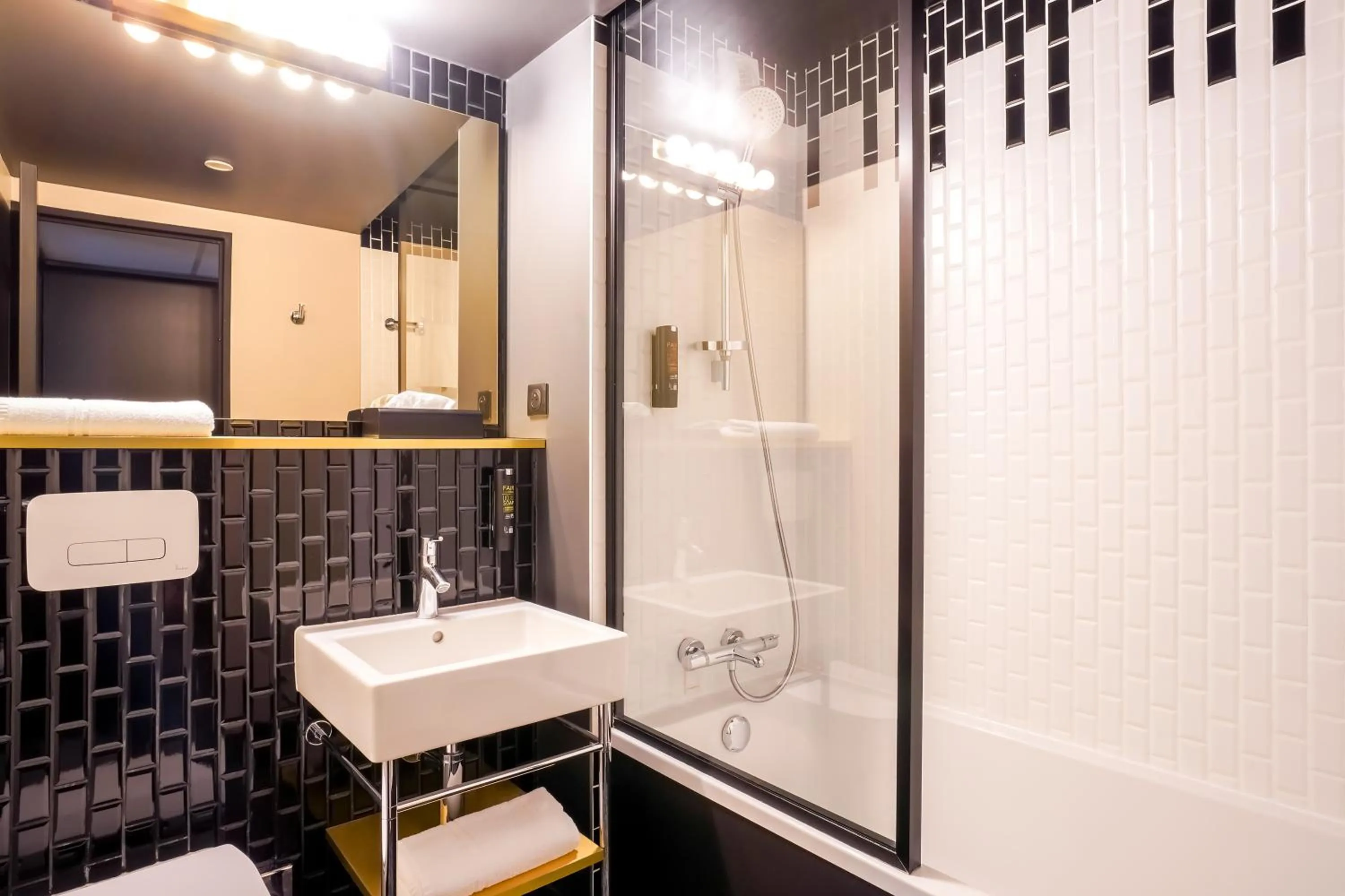 Shower in Kyriad - Créteil - Bonneuil-sur-Marne