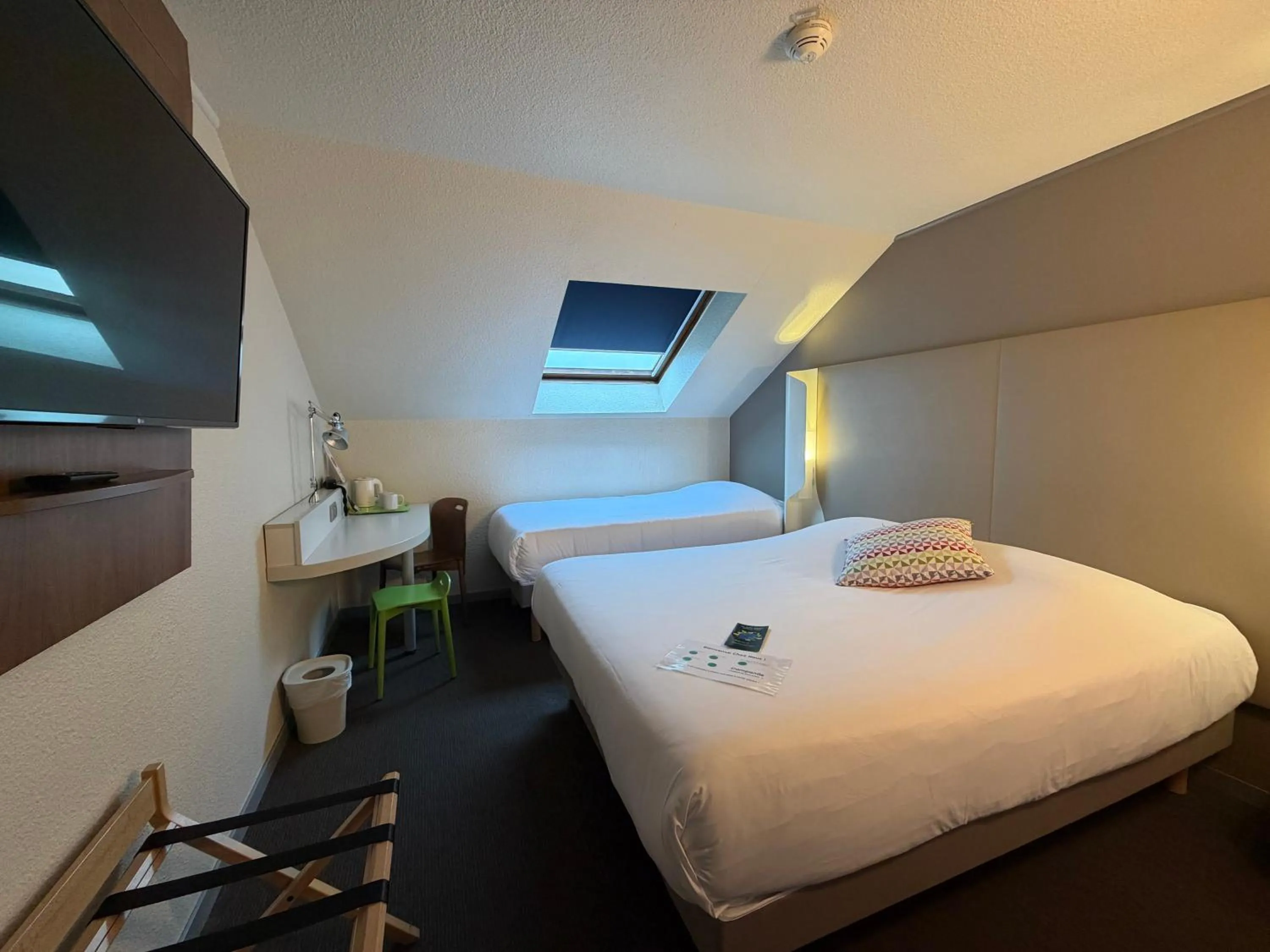 Photo of the whole room, Bed in Campanile Epinay sur Orge Savigny Sur Orge