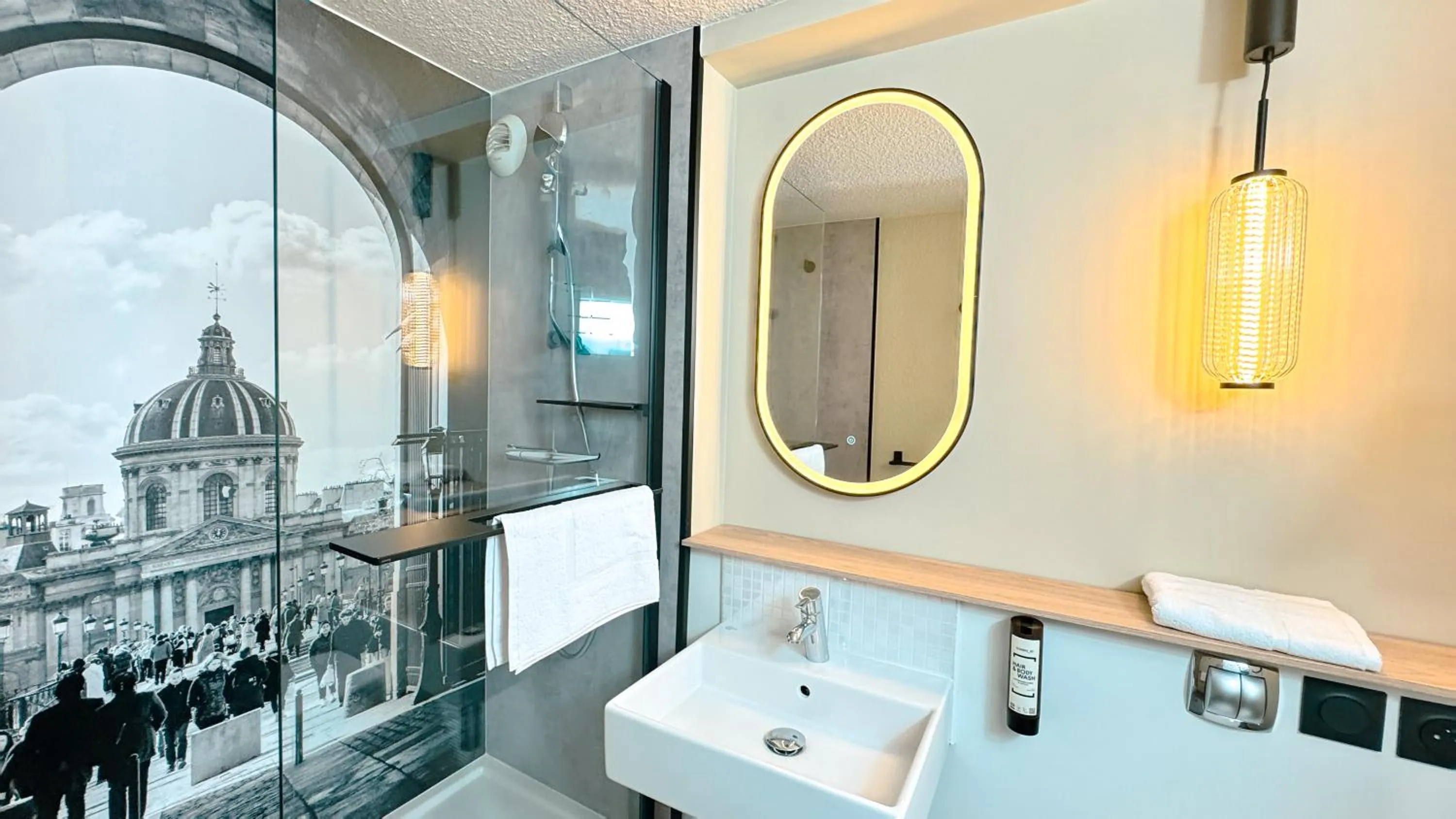 Bathroom in Campanile Epinay sur Orge Savigny Sur Orge