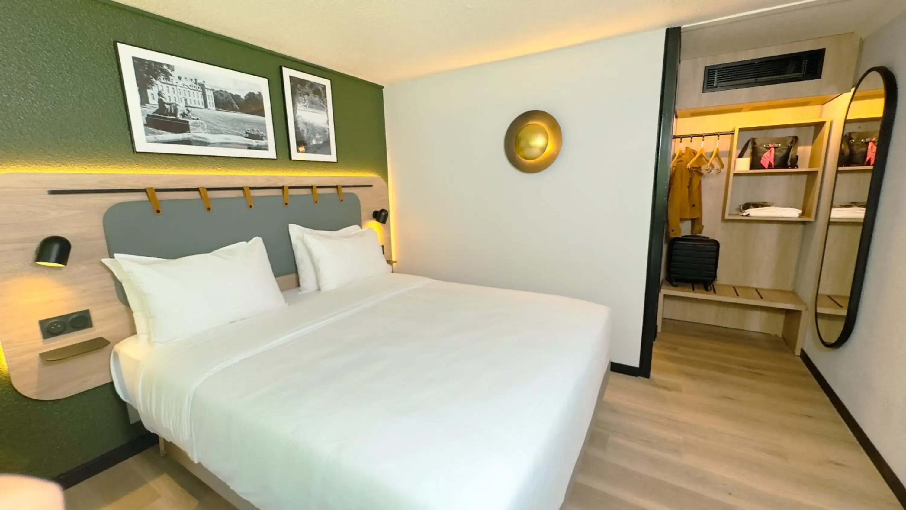 Bedroom, Bed in Campanile Epinay sur Orge Savigny Sur Orge Bedroom, Bed in Campanile Epinay sur Orge Savigny Sur Orge