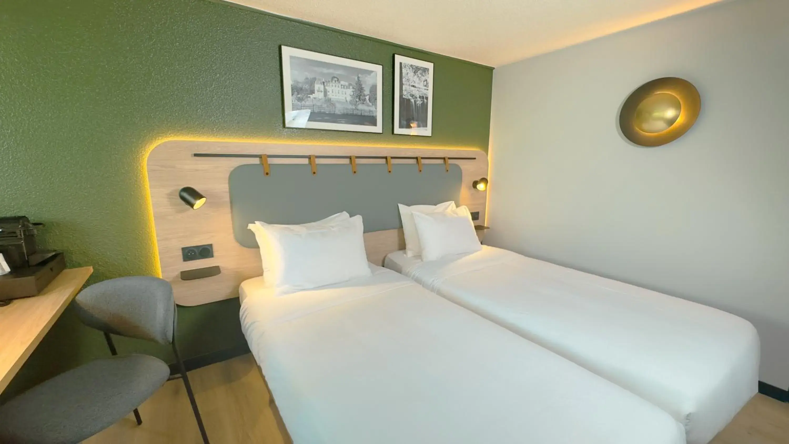 Bedroom, Bed in Campanile Epinay sur Orge Savigny Sur Orge Bedroom, Bed in Campanile Epinay sur Orge Savigny Sur Orge