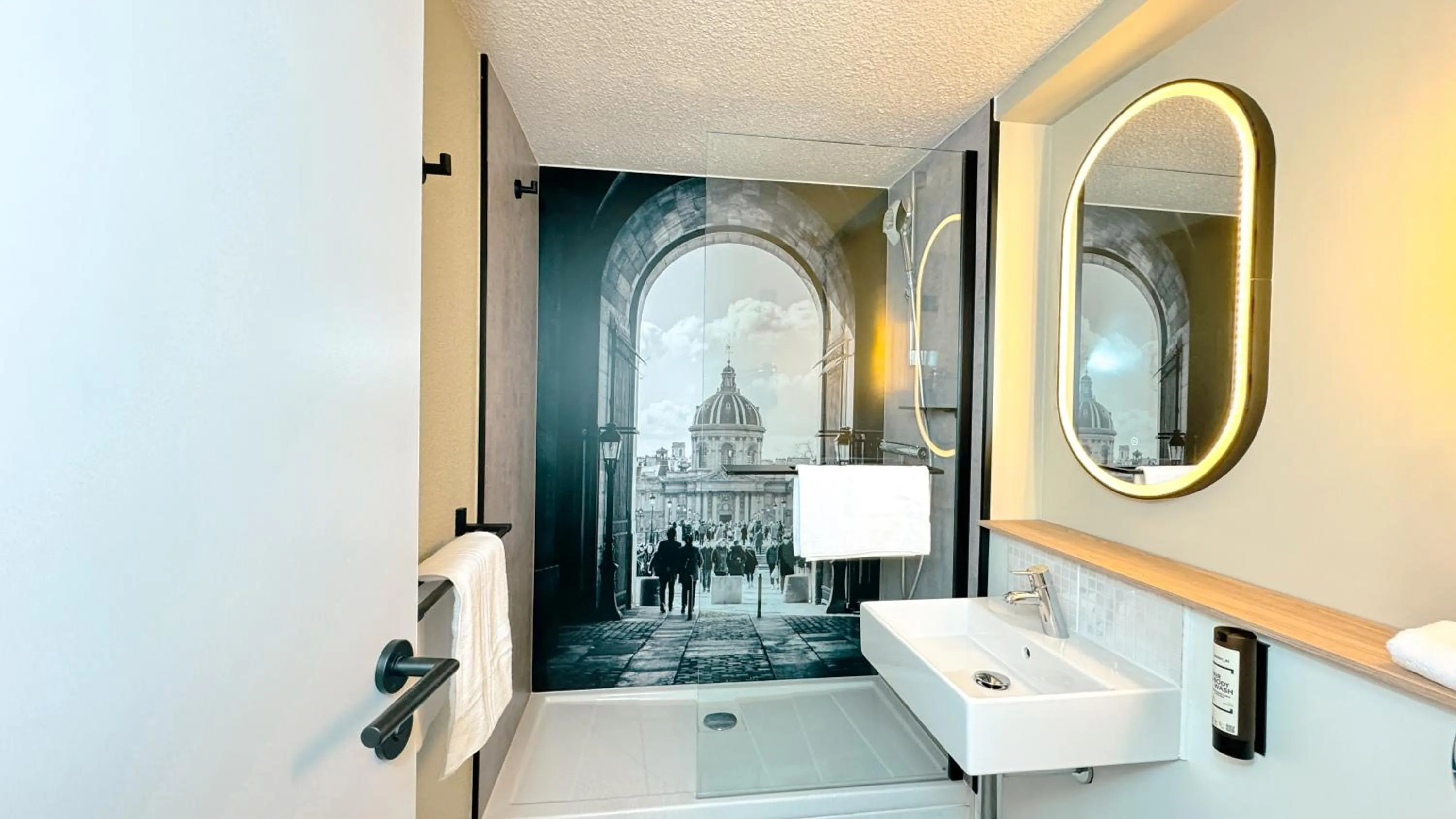 Bathroom in Campanile Epinay sur Orge Savigny Sur Orge