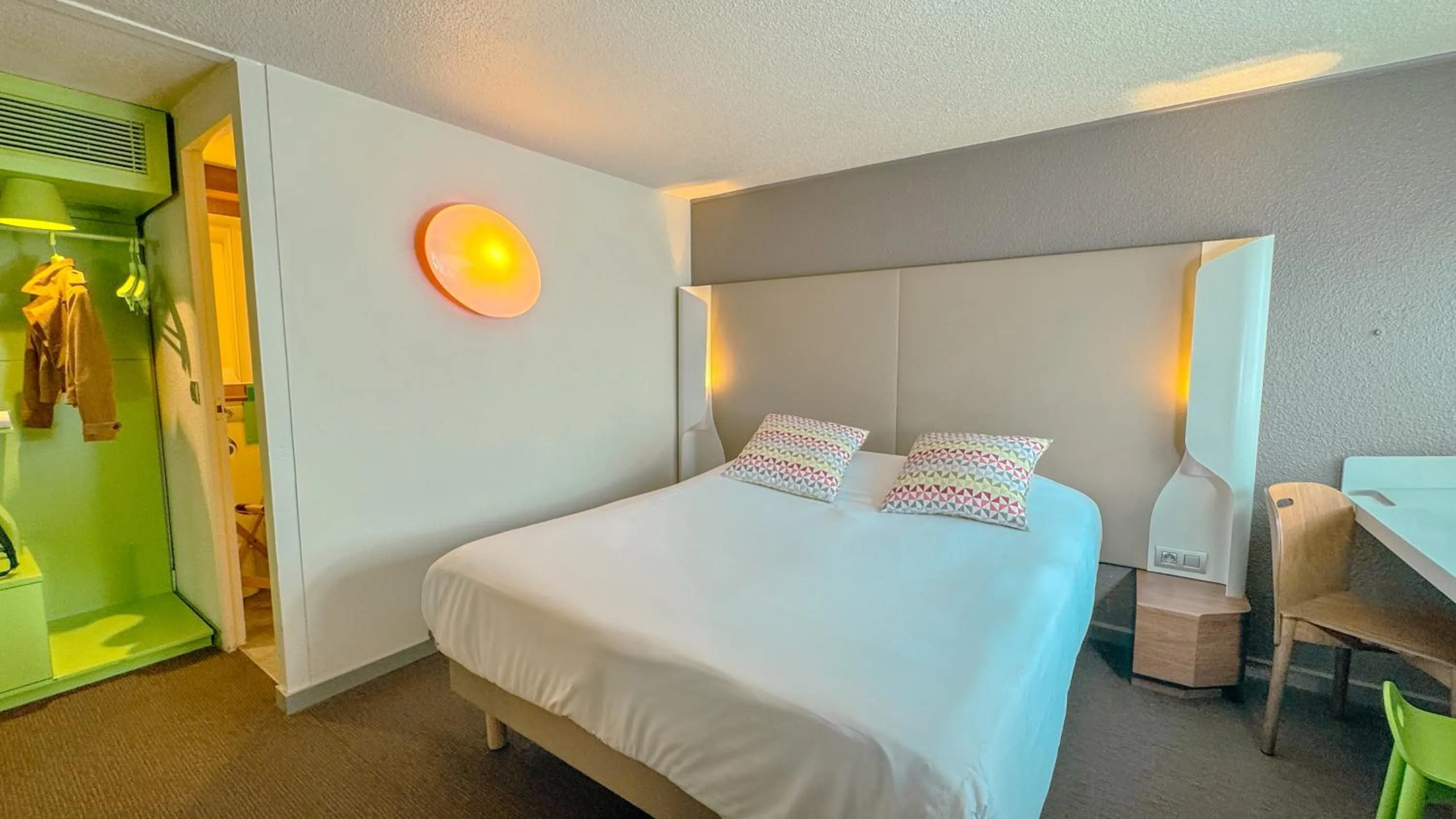 Bedroom, Bed in Campanile Epinay sur Orge Savigny Sur Orge