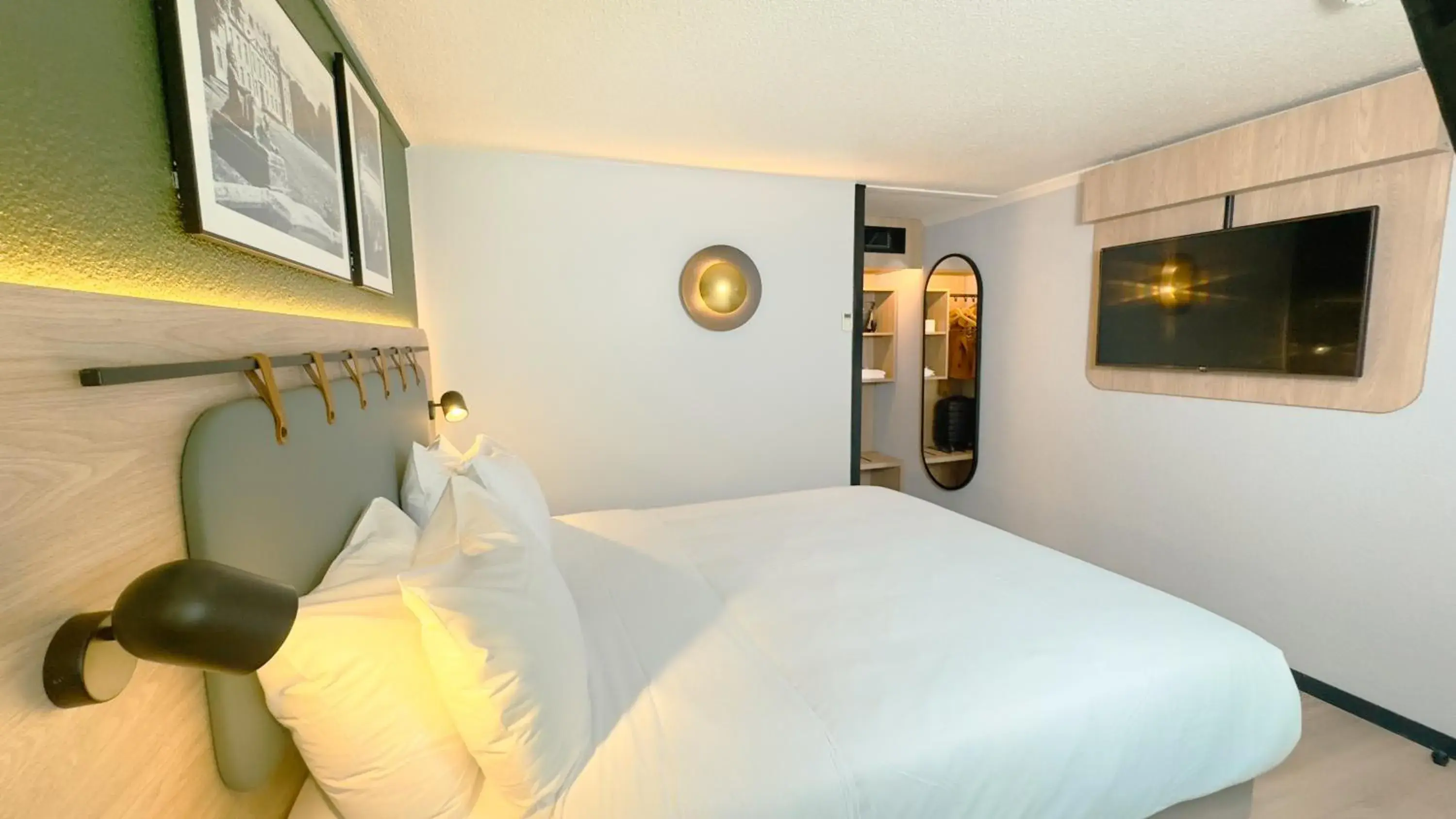 Bedroom, Bed in Campanile Epinay sur Orge Savigny Sur Orge Bedroom, Bed in Campanile Epinay sur Orge Savigny Sur Orge