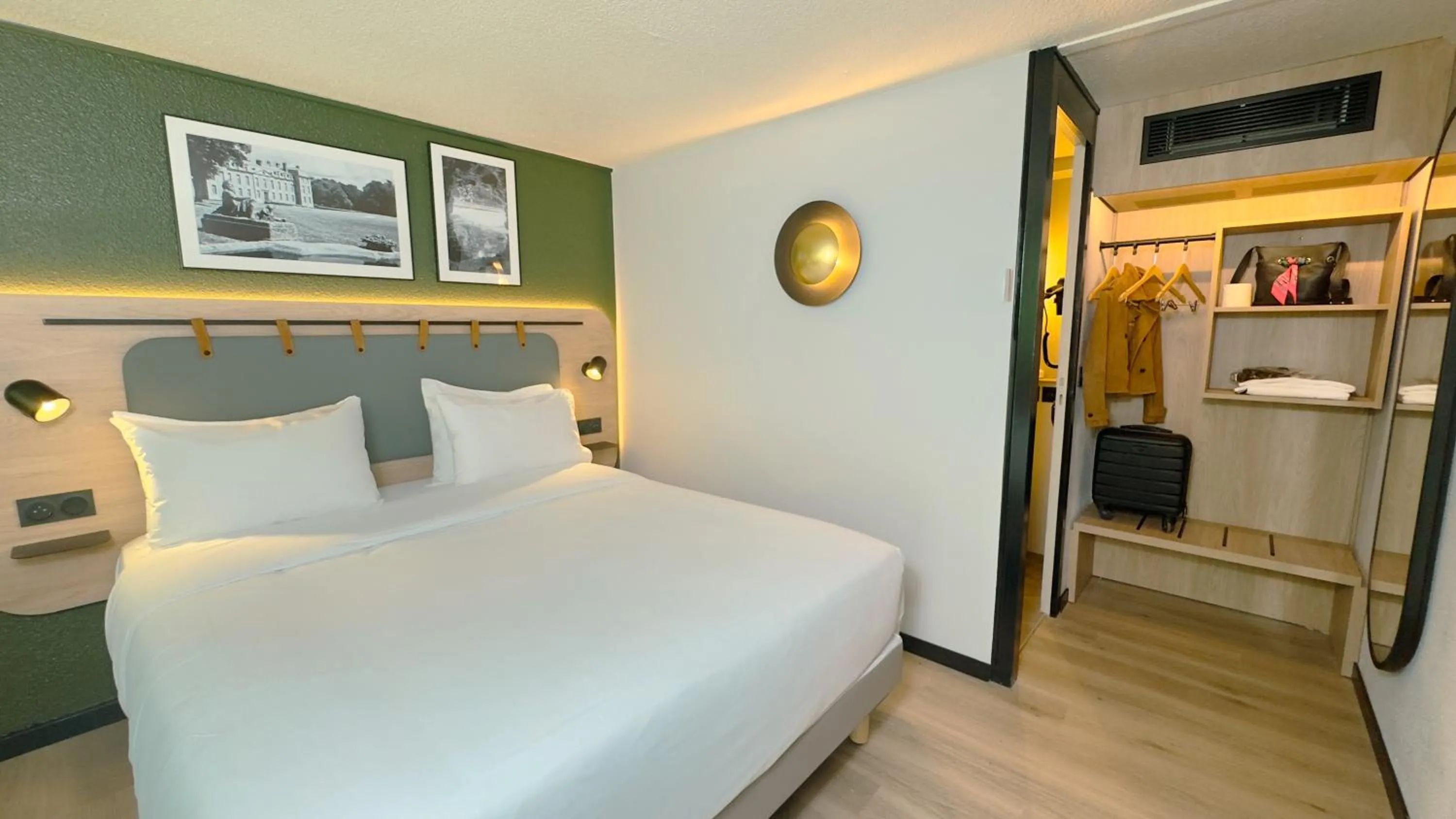 Bedroom, Bed in Campanile Epinay sur Orge Savigny Sur Orge