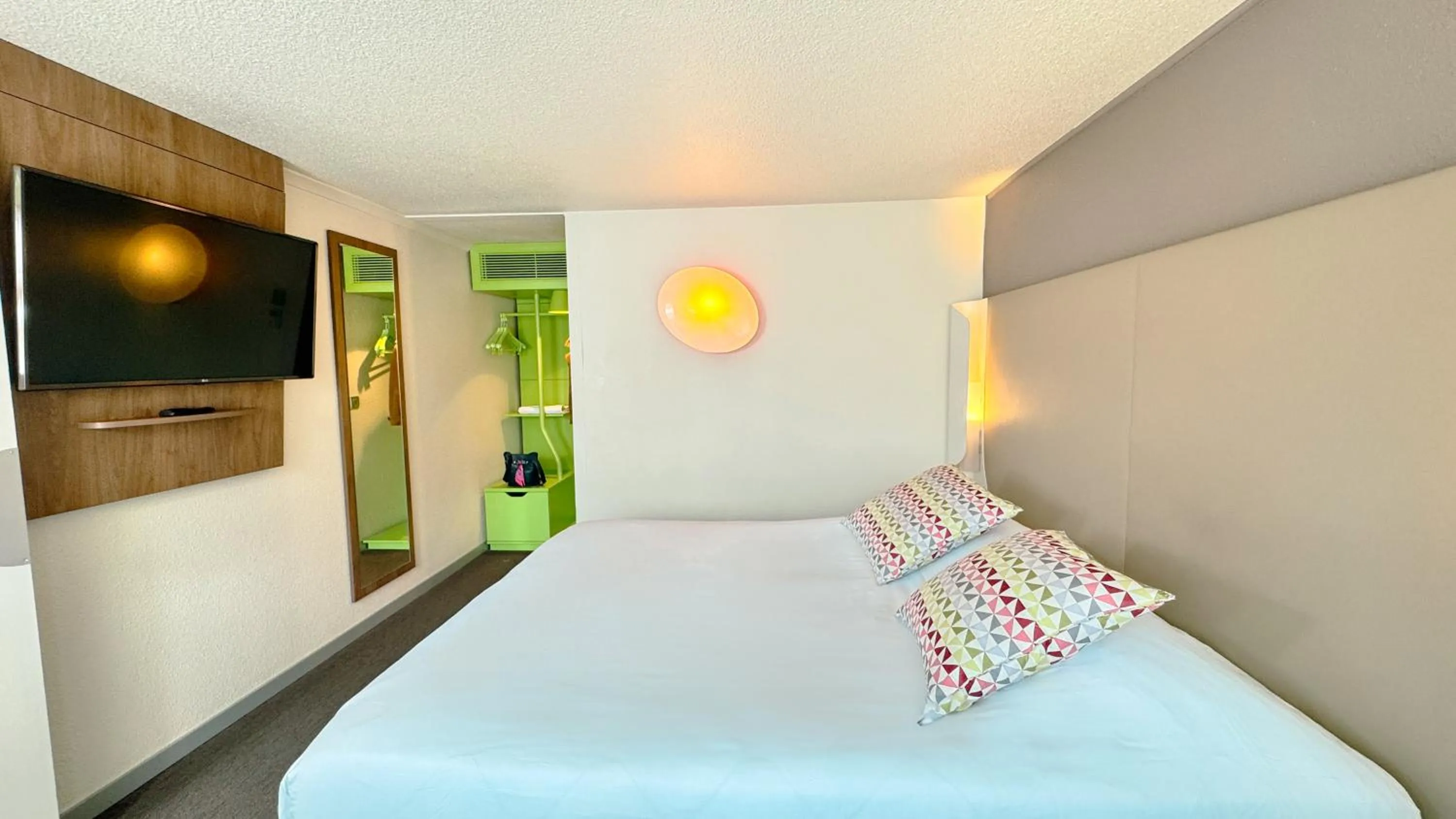 Bedroom, Bed in Campanile Epinay sur Orge Savigny Sur Orge