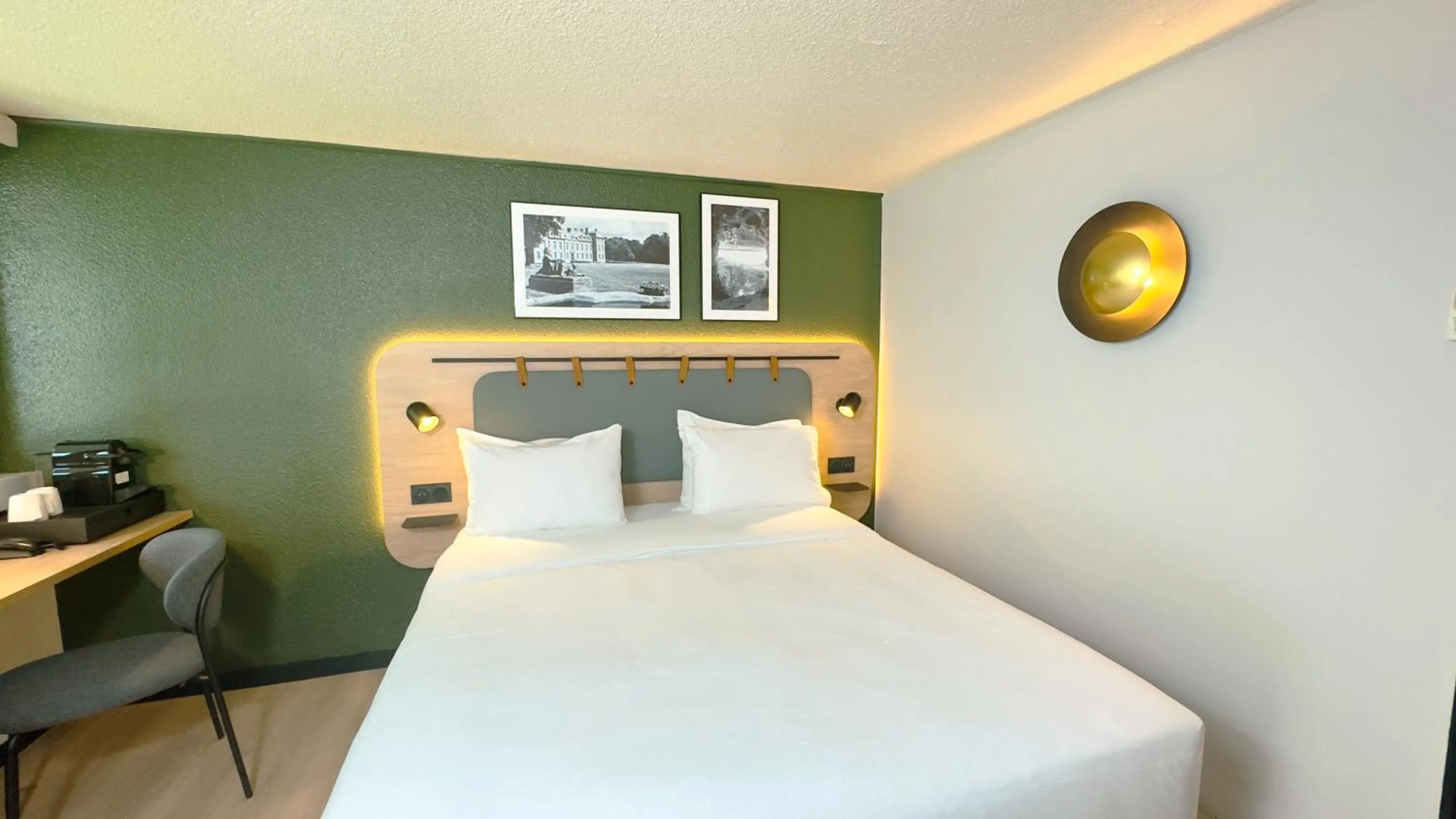 Bedroom, Bed in Campanile Epinay sur Orge Savigny Sur Orge