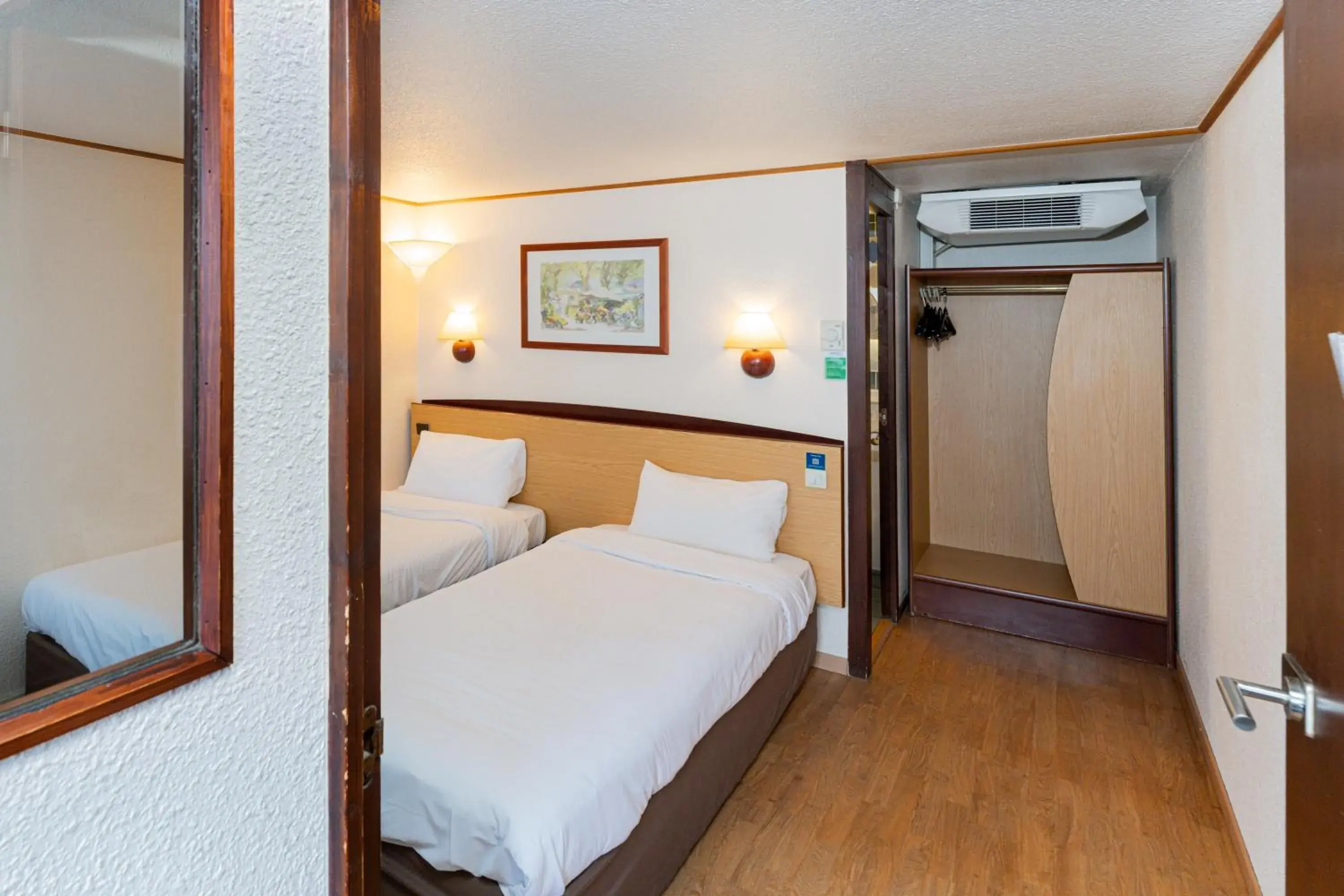 Photo of the whole room, Bed in Campanile Villefranche-Sur-Saône Photo of the whole room, Bed in Campanile Villefranche-Sur-Saône