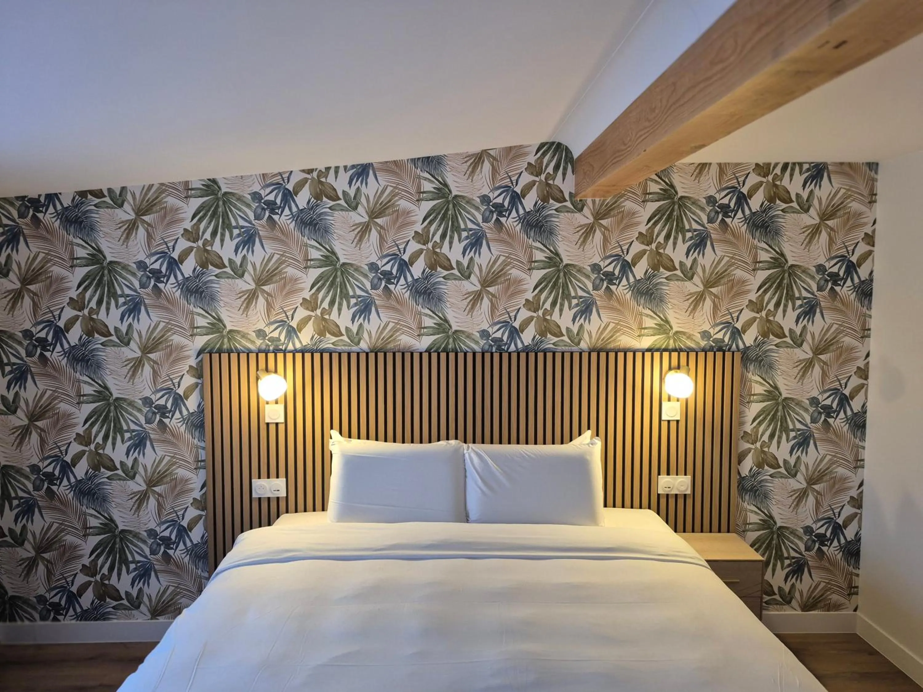 Bed in Kyriad Fontenay - Trésigny