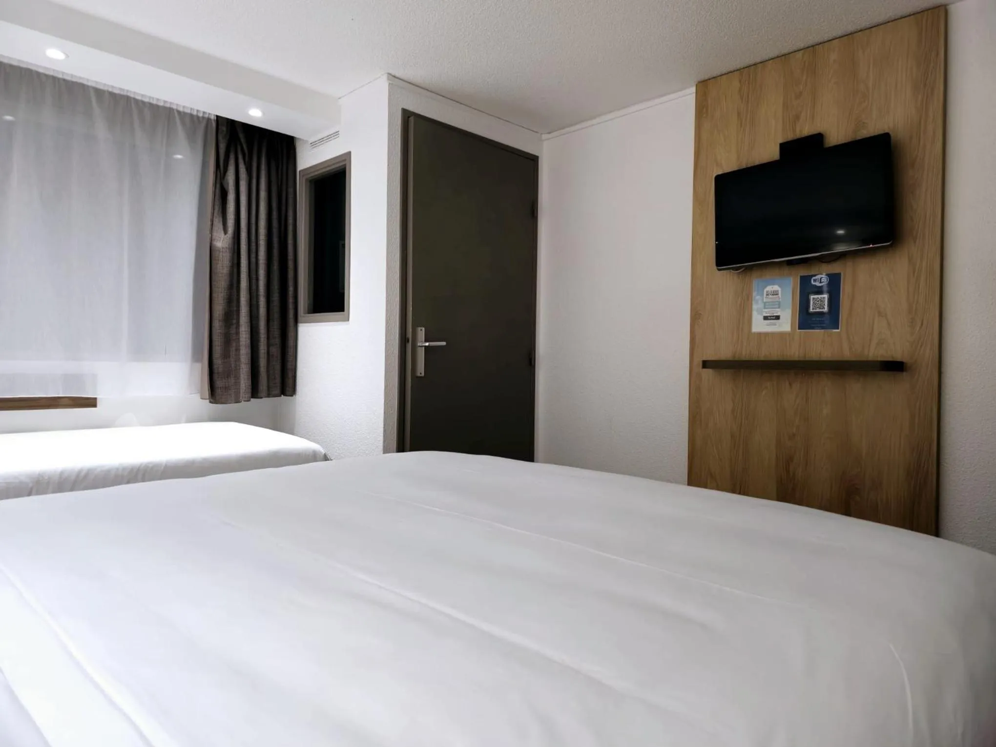 Bed in Kyriad Fontenay - Trésigny