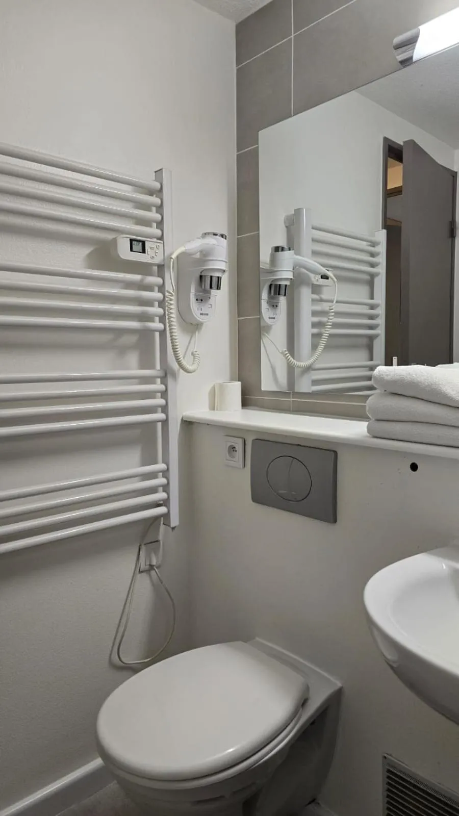 Bathroom in Kyriad Fontenay - Trésigny