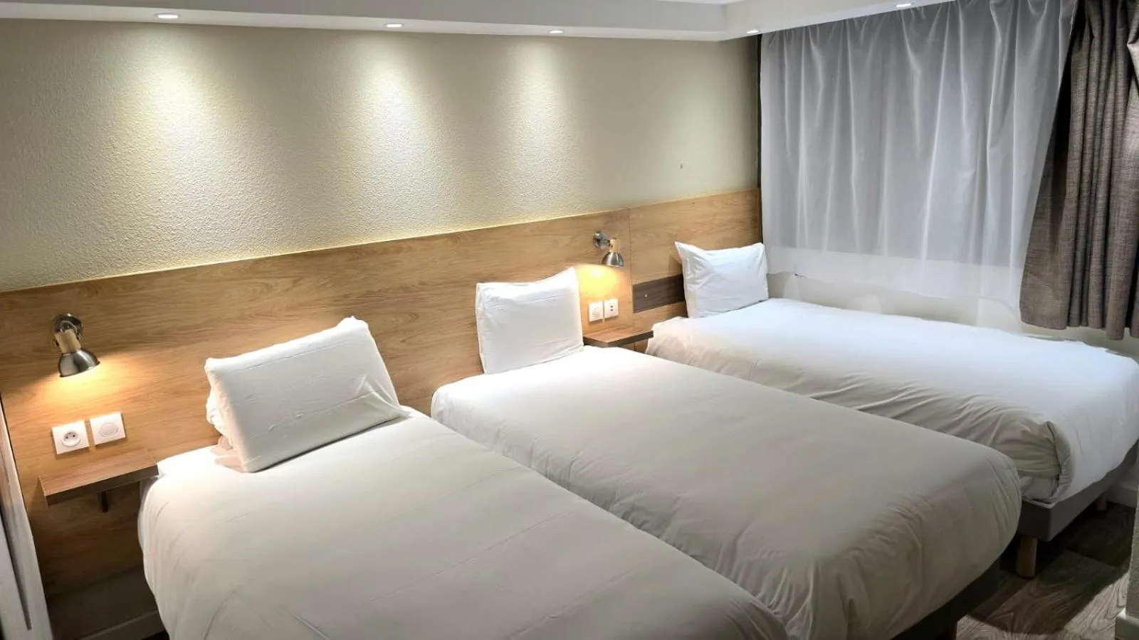 Bed in Kyriad Fontenay - Trésigny