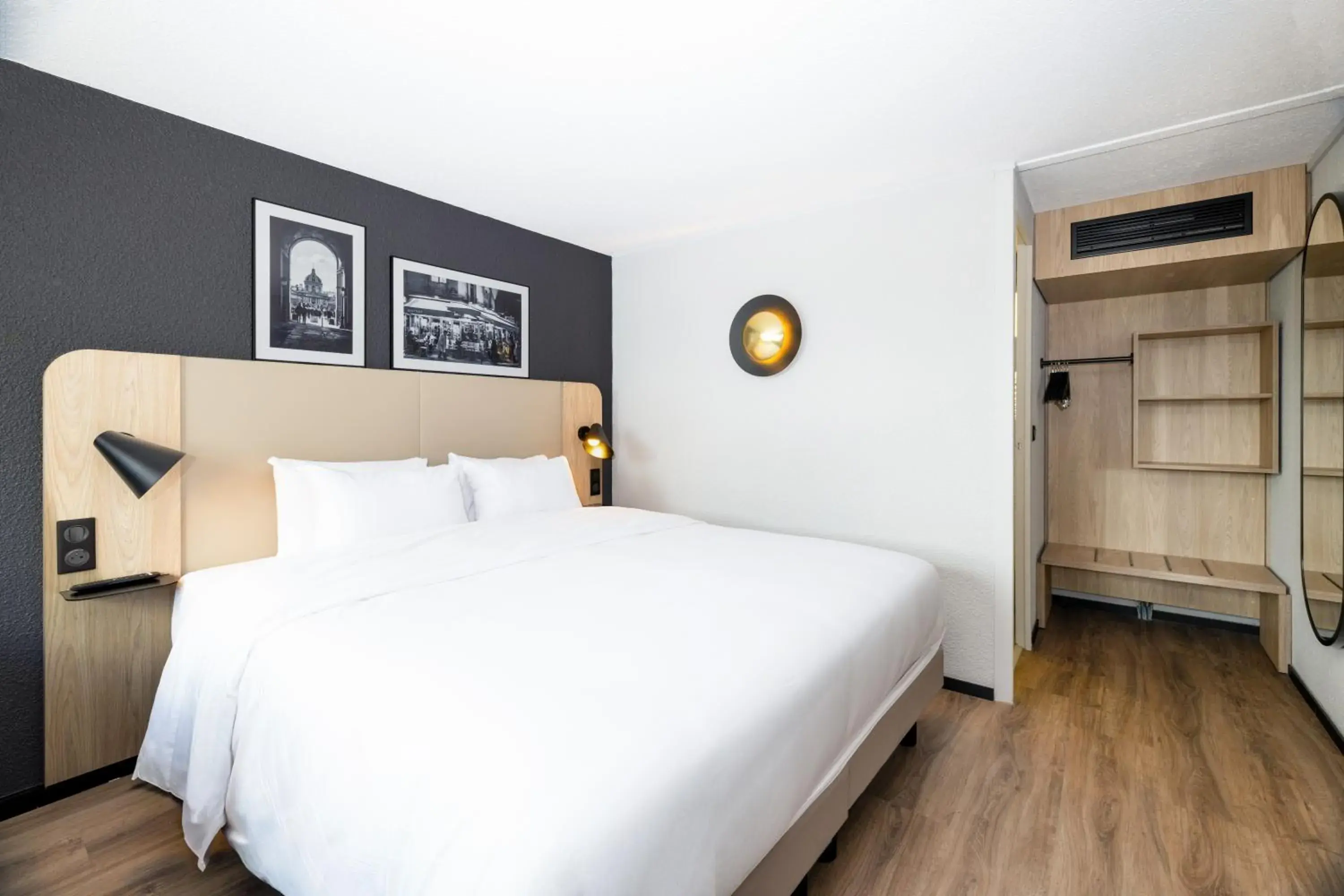 Property building, Bed in Campanile Meaux Property building, Bed in Campanile Meaux