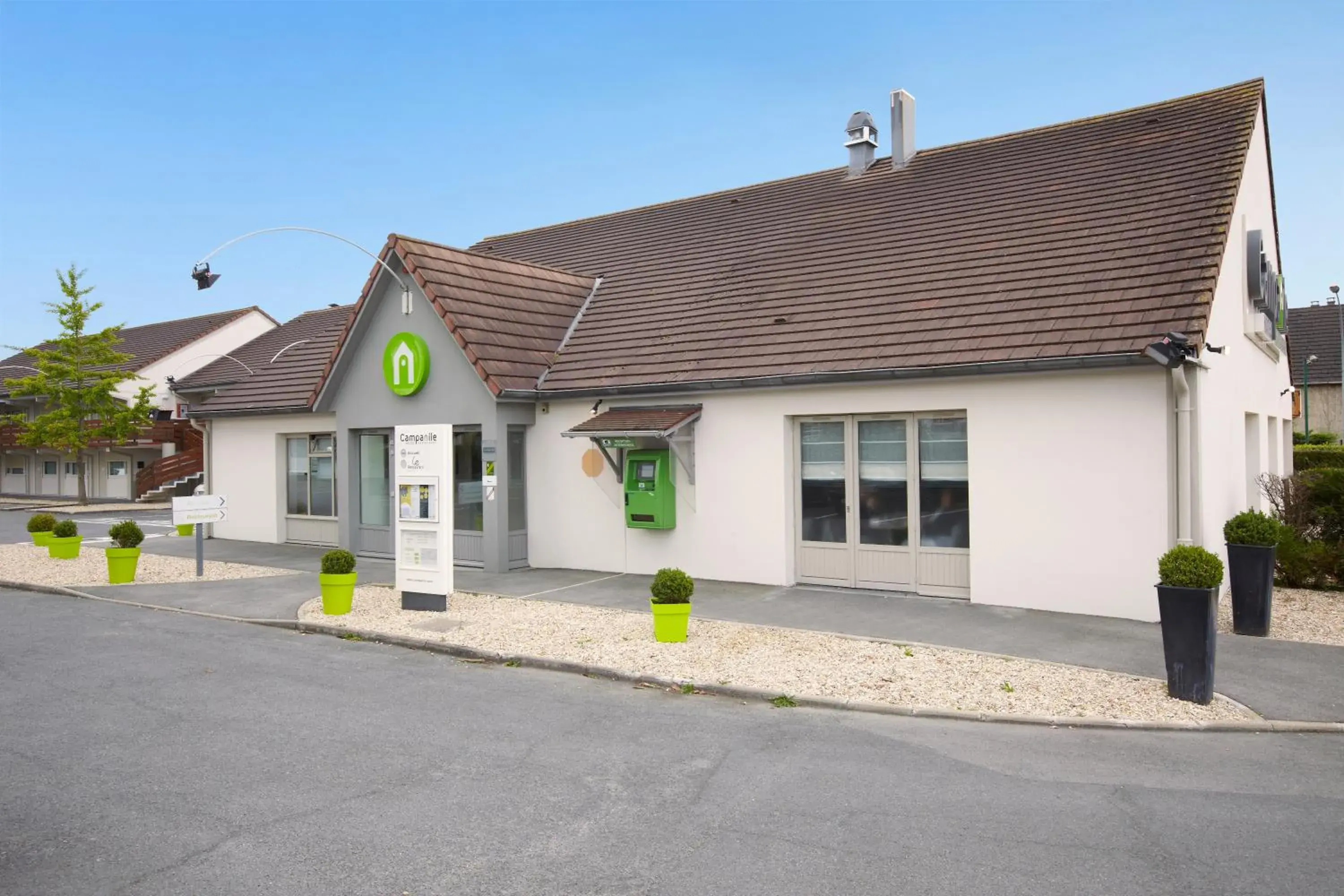 Facade/entrance in Campanile Meaux Facade/entrance in Campanile Meaux