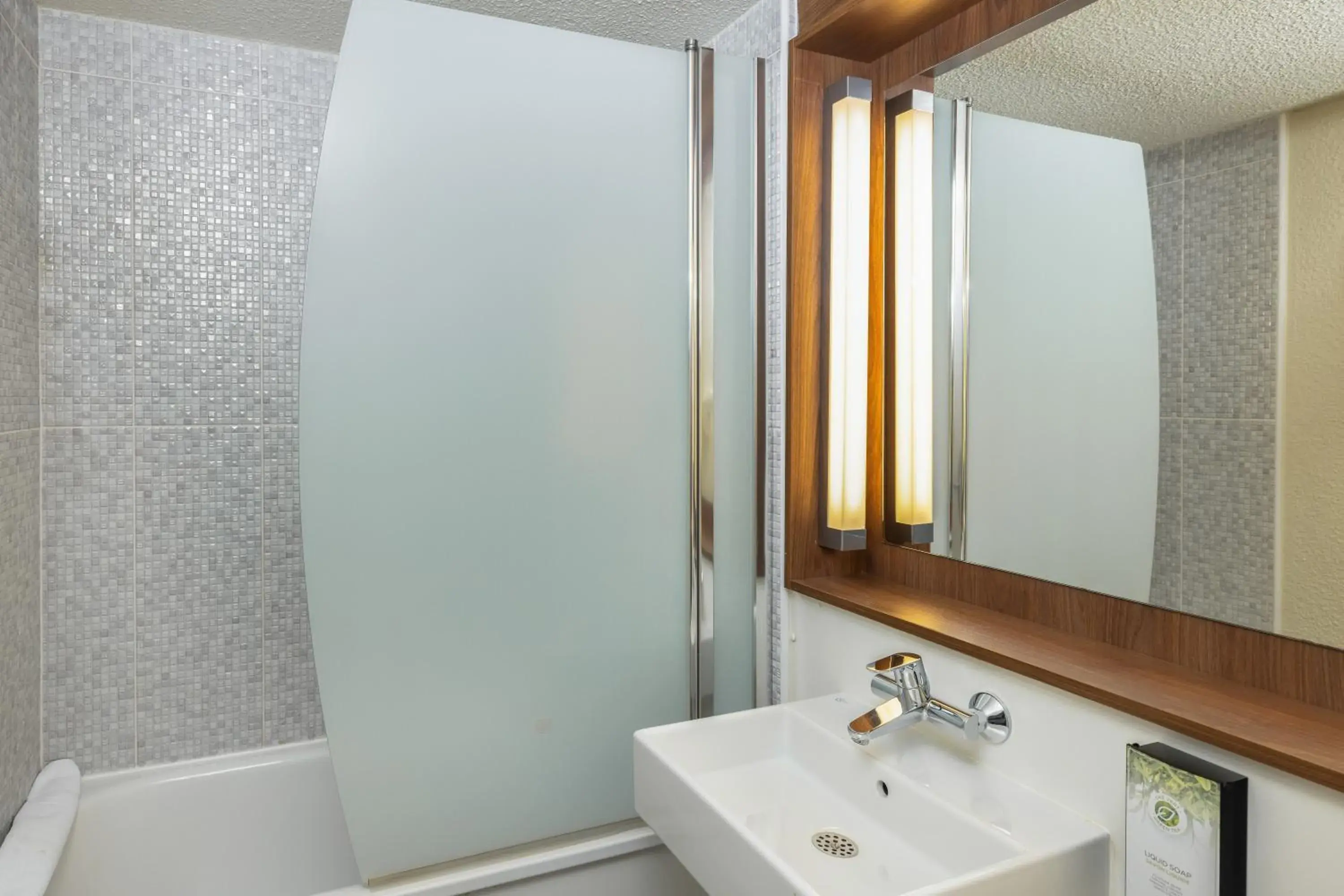 Bathroom in Campanile Meaux Bathroom in Campanile Meaux