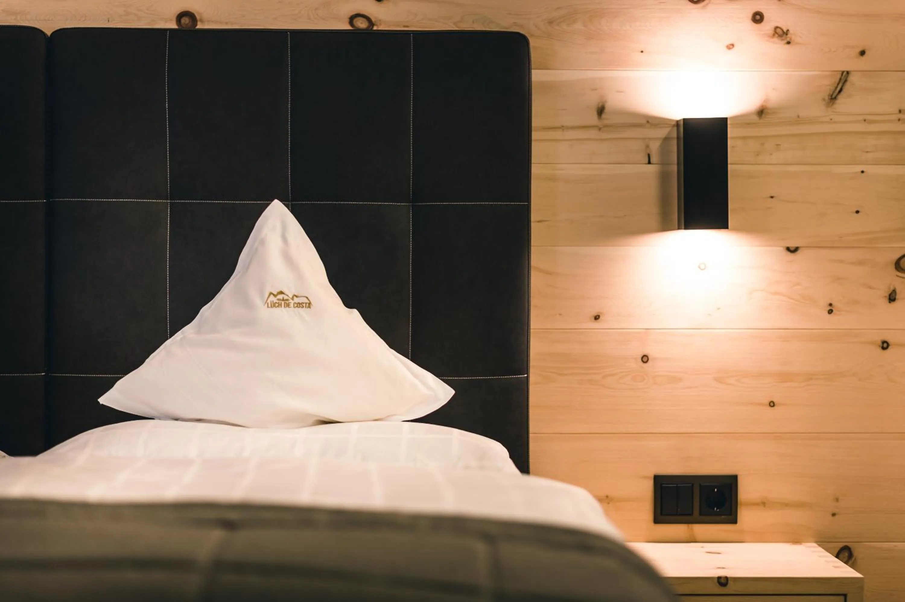 Decorative detail, Bed in Lüch de Costa