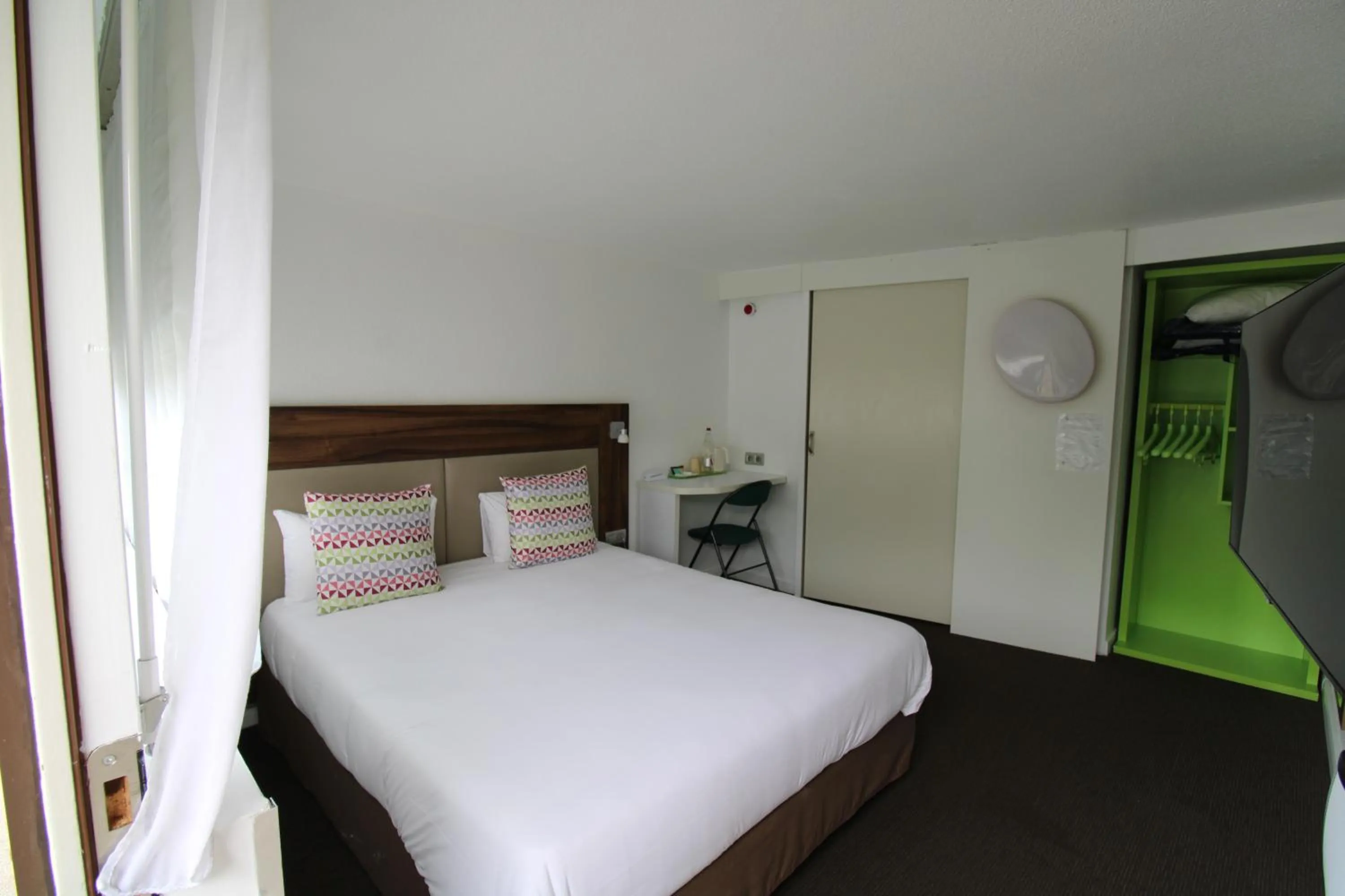 Property building, Bed in Campanile Melun Sénart