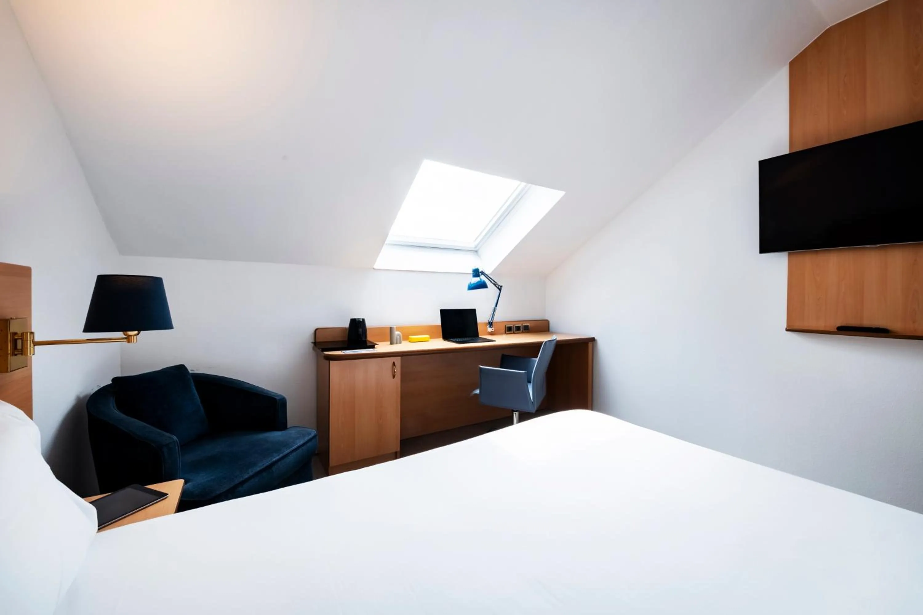 Bedroom, Bed in Campanile Montesson - Le Vésinet