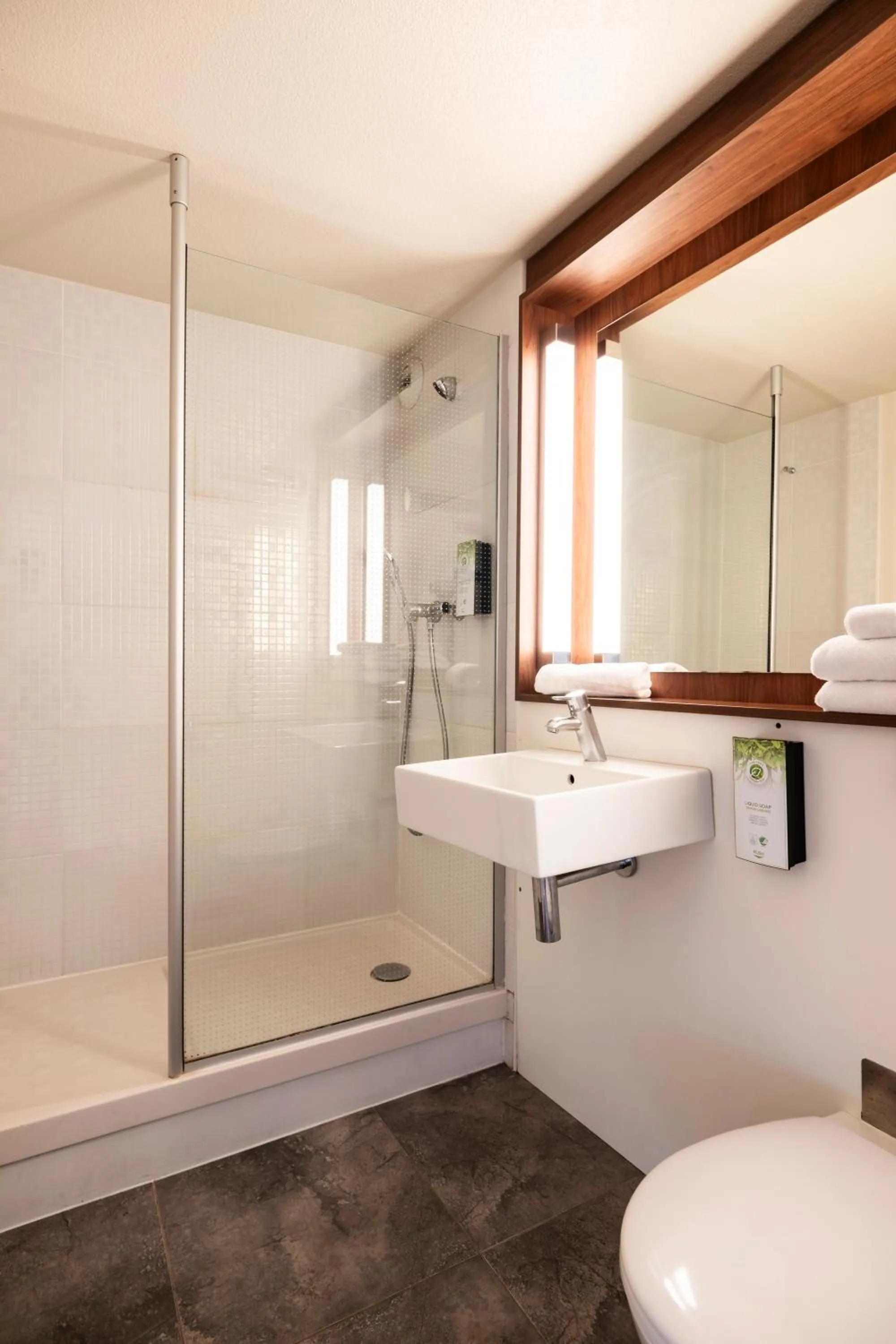 Bathroom in Campanile Montesson - Le Vésinet