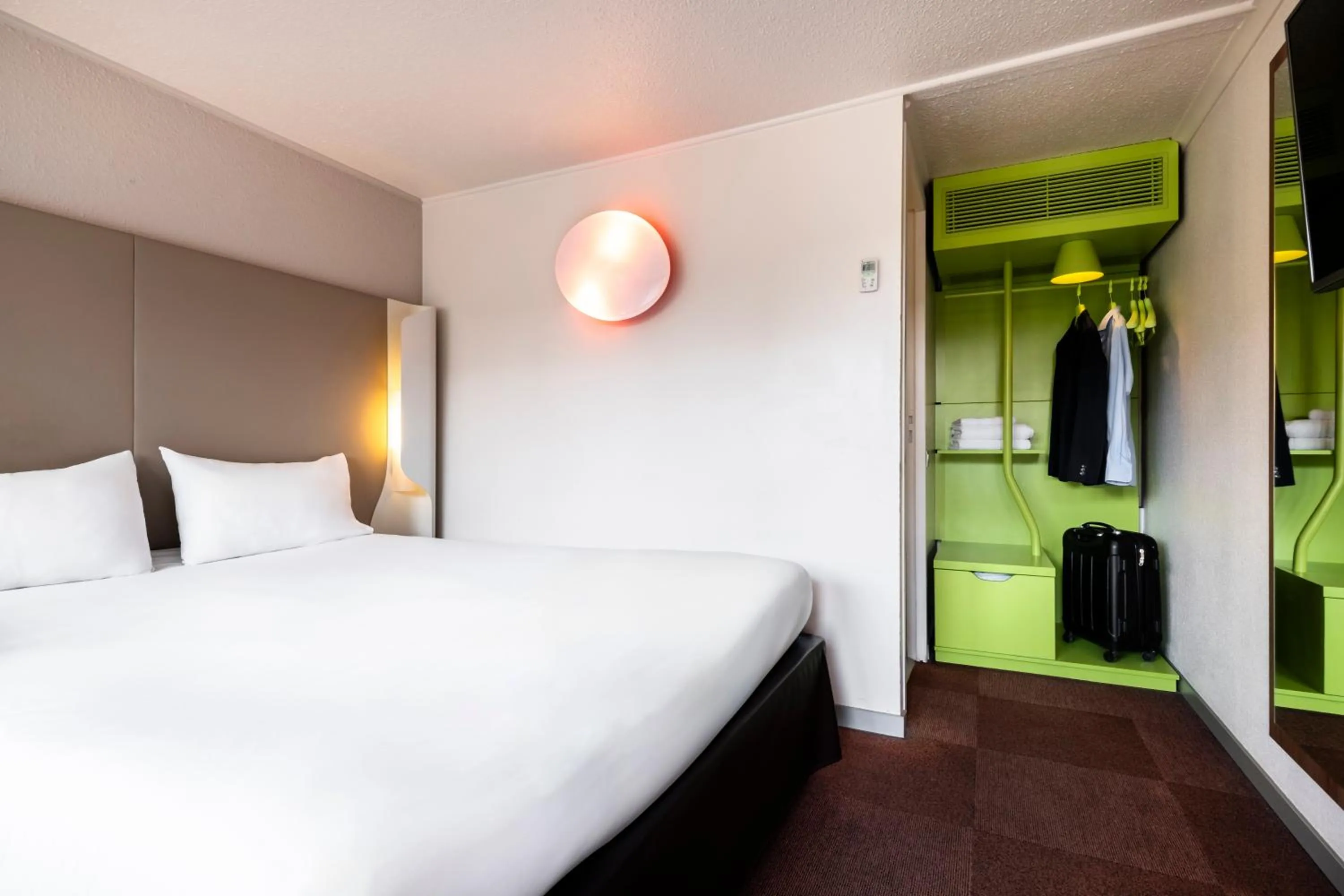 Bedroom, Bed in Campanile Montesson - Le Vésinet