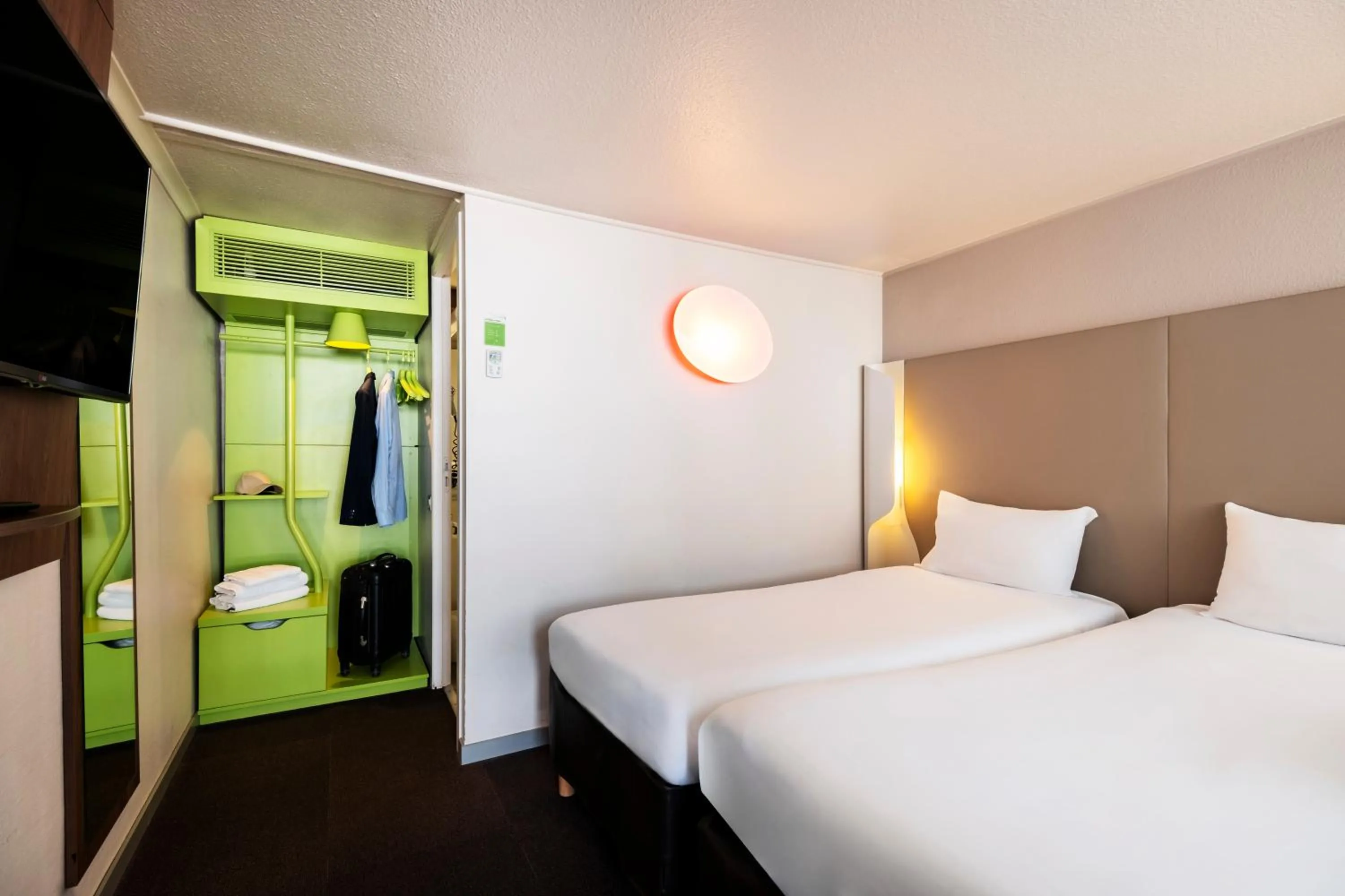 Bedroom, Bed in Campanile Montesson - Le Vésinet