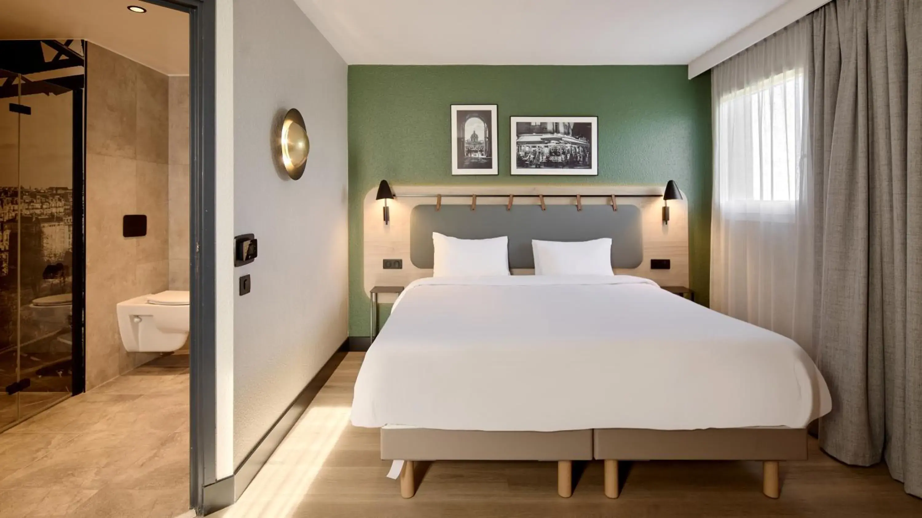 Toilet, Bed in Campanile Paris Ouest - Nanterre - La Défense Toilet, Bed in Campanile Paris Ouest - Nanterre - La Défense